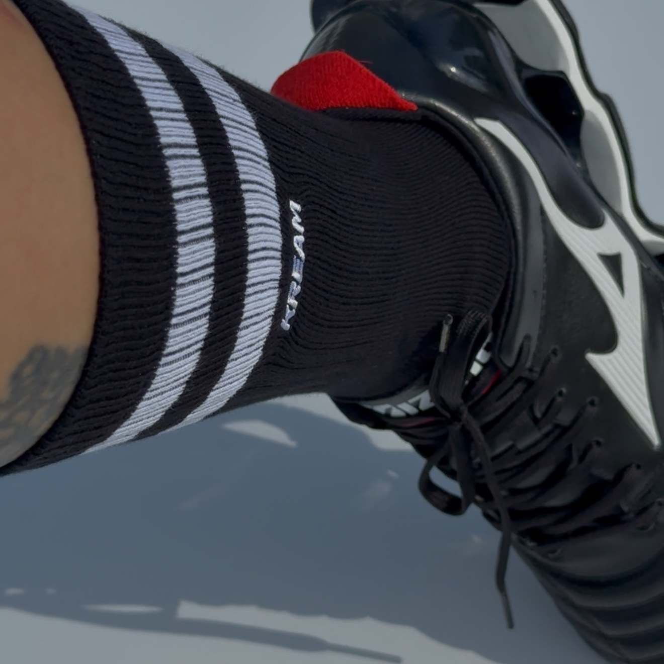 KREAM MERCH KREAM x STANCE Stripe Black - 25FW, KREAM MERCH KREAM x STANCE Basic Crew White  - 25FW 착용 스타일 - 2