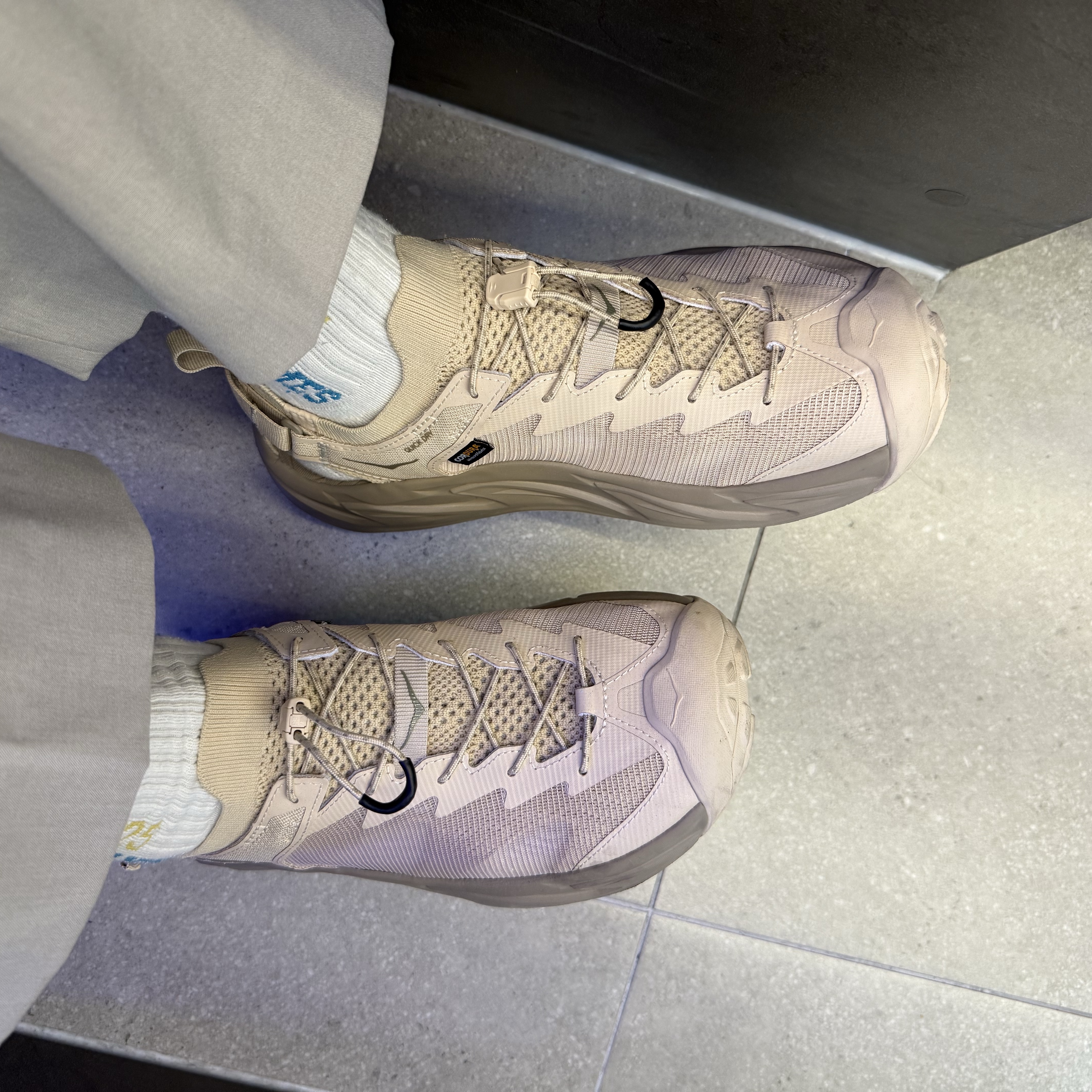 Hoka Hopara 2 Shifting Sand 착용 스타일