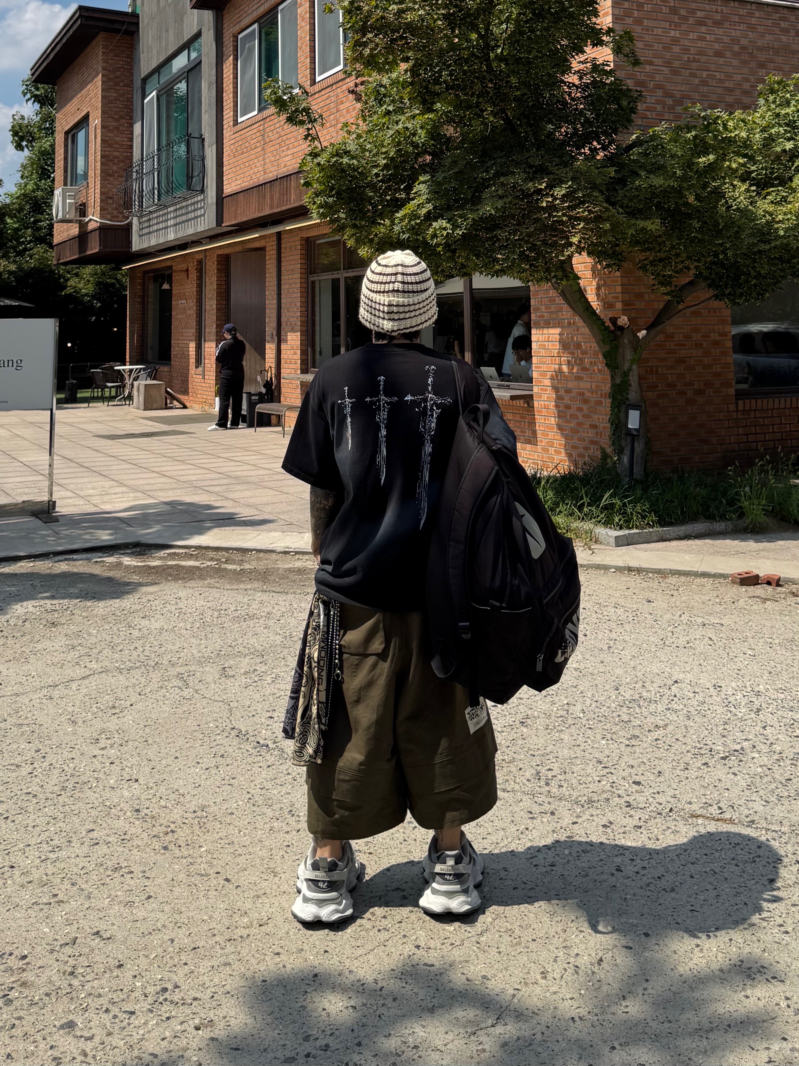 Wapworks Engineered Oxford Bermuda Khaki, Balenciaga Cargo Sneakers White Grey 착용 스타일 - 7