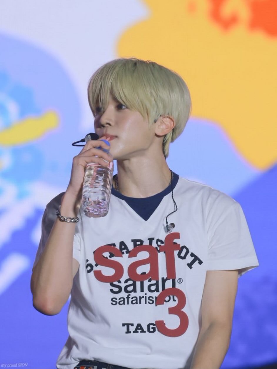 [KREAM 단독] Safarispot Roux Base School Club Tee White 착용 스타일