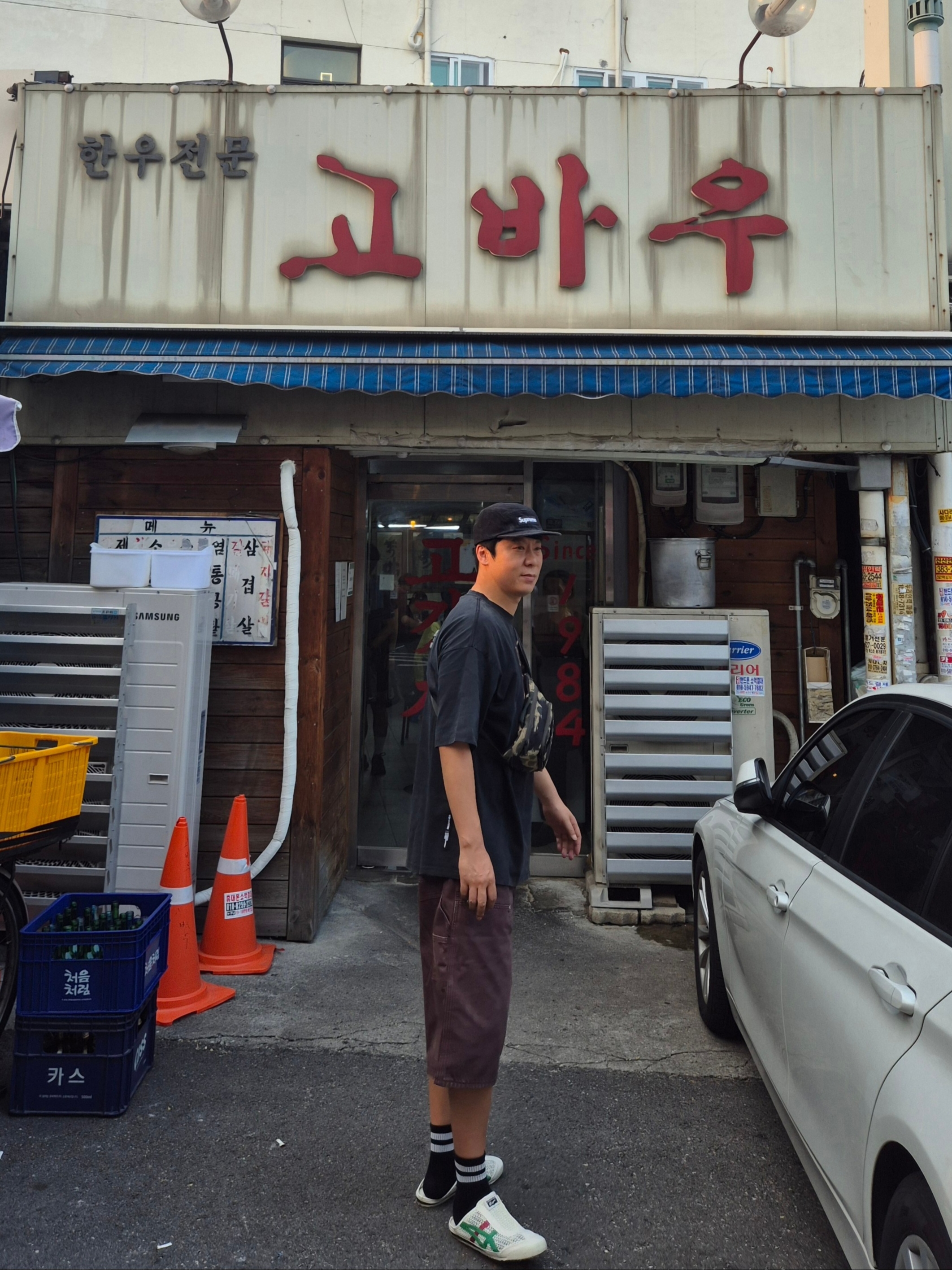 Suade Contour Double Knee Shorts Brown, Supreme Denim Camp Cap Black - 24FW 착용 스타일 - 1