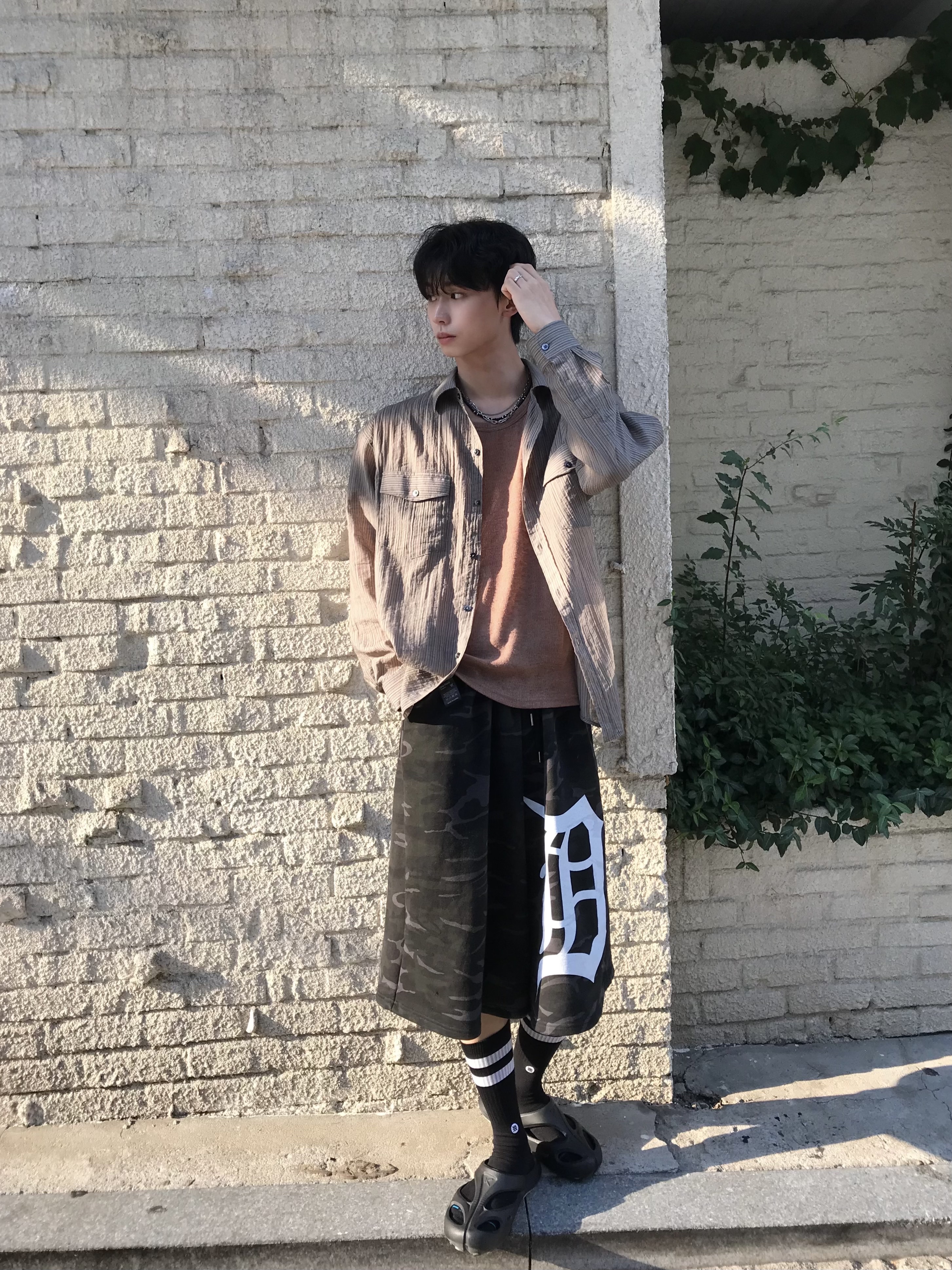 KREAM MERCH KREAM x STANCE Basic Crew White  - 25FW, KREAM MERCH KREAM x STANCE Stripe Black - 25FW 착용 스타일 - 4