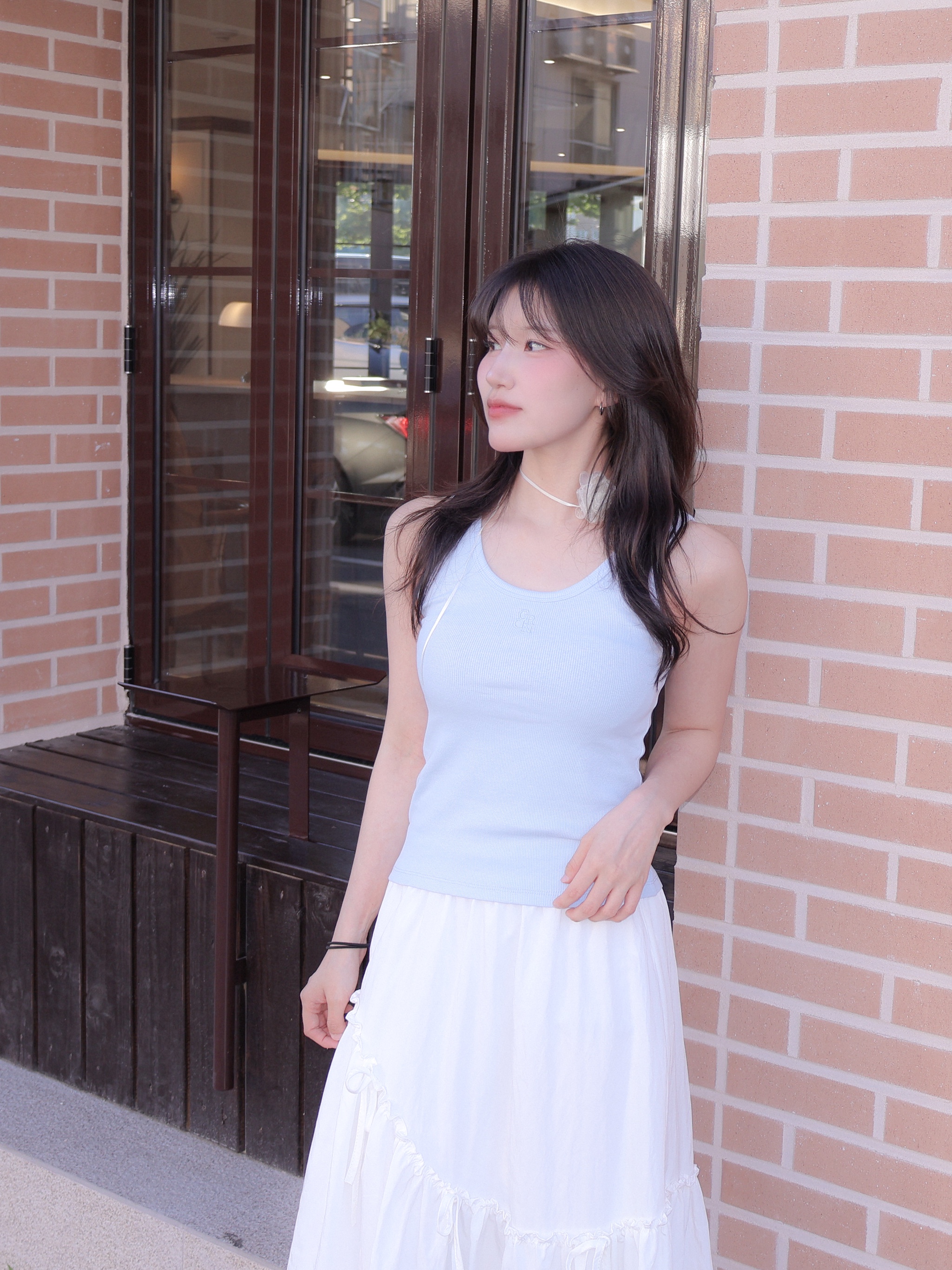 MUCENT Color-Pop Button Crop Sleeveless Sora, COYSEIO Shirring Midi Skirt White 착용 스타일 - 3