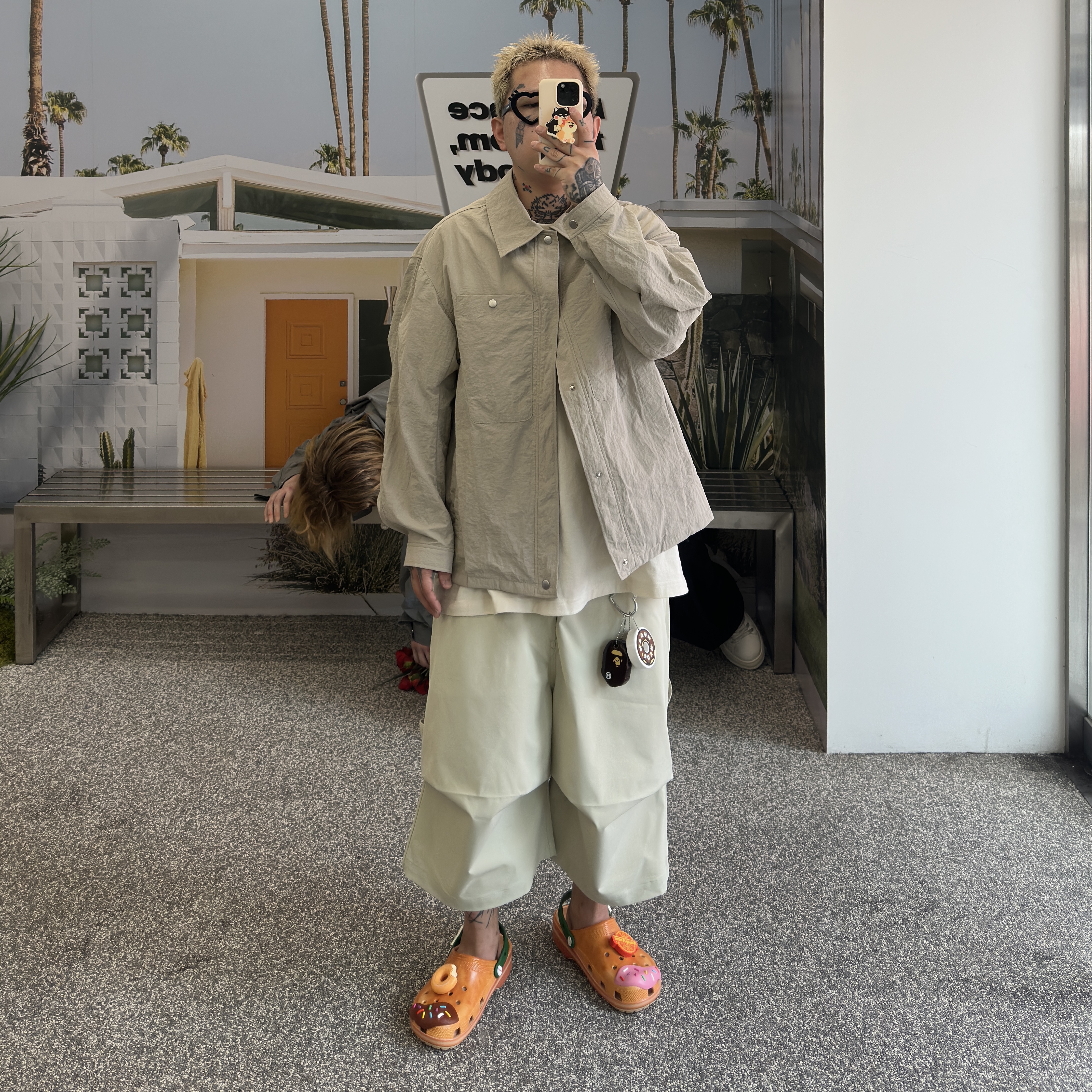 Crocs x Krispy Kreme Doughnuts Classic Clog Golden Hour, Human Made x Krispy Kreme Keycharm Brown 착용 스타일 - 1
