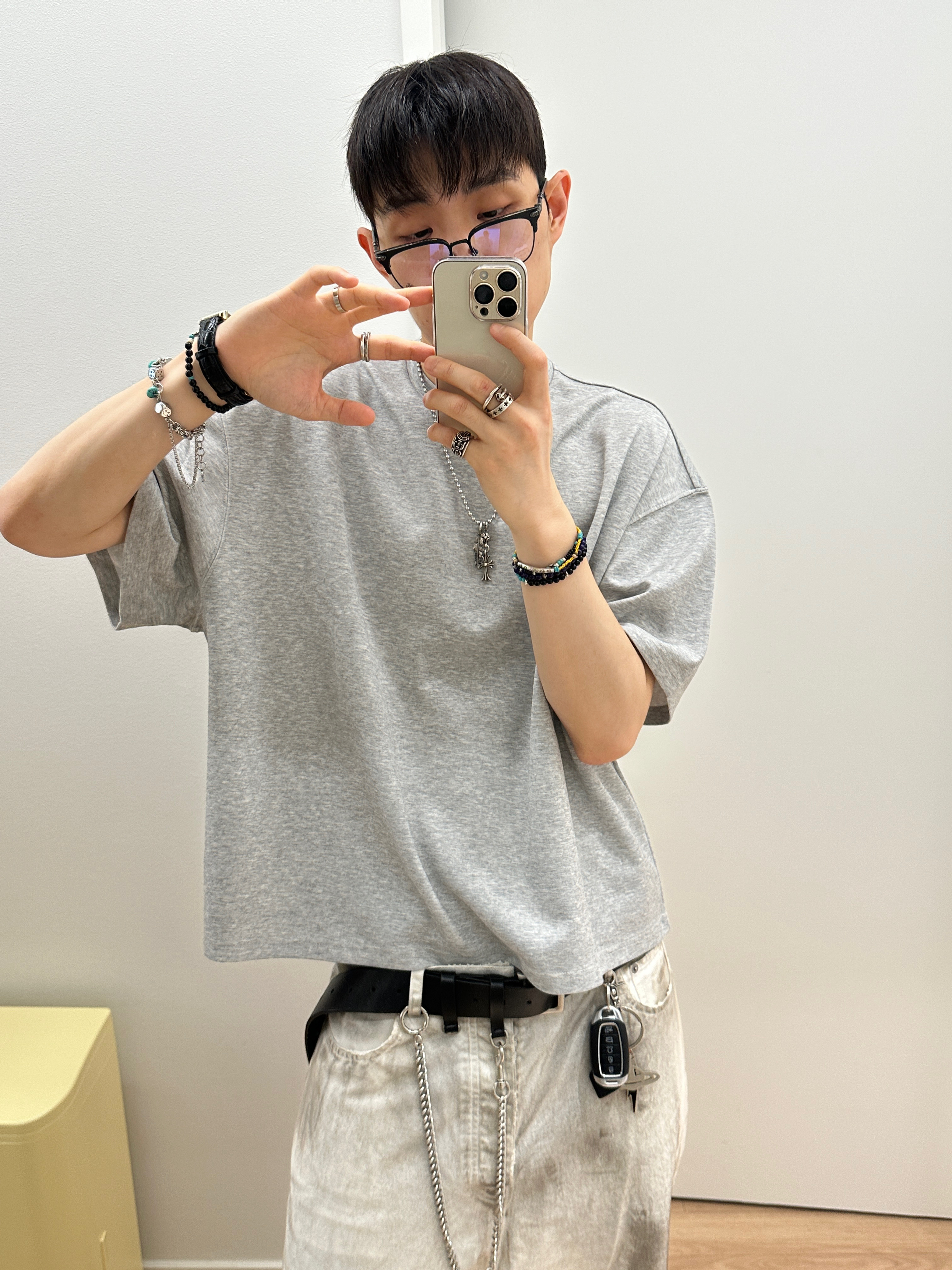 Nonnod Cropped V-Neck T-Shirt Grey 착용 스타일 - 1
