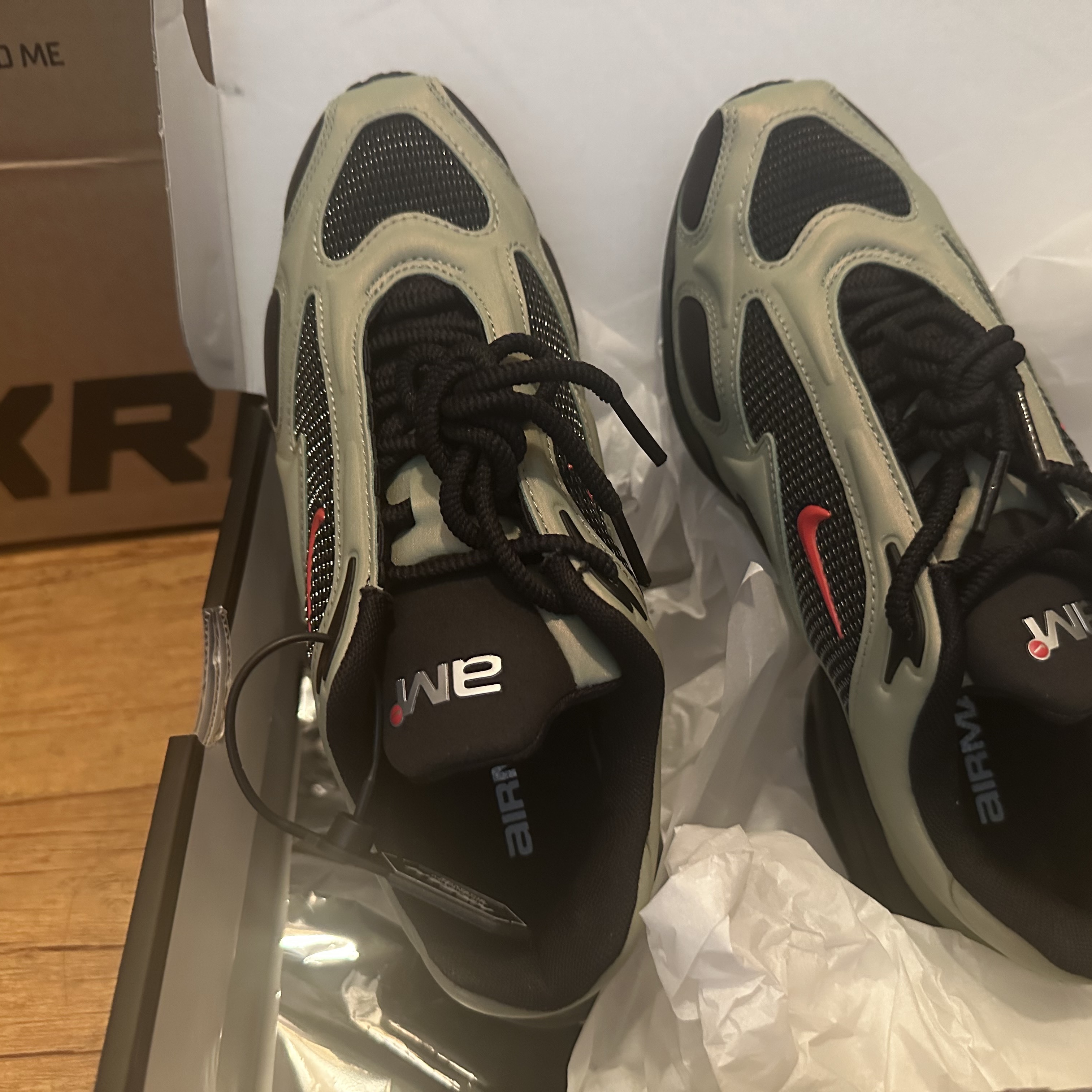 (W) Nike Air Max Muse Black University Red 착용 스타일