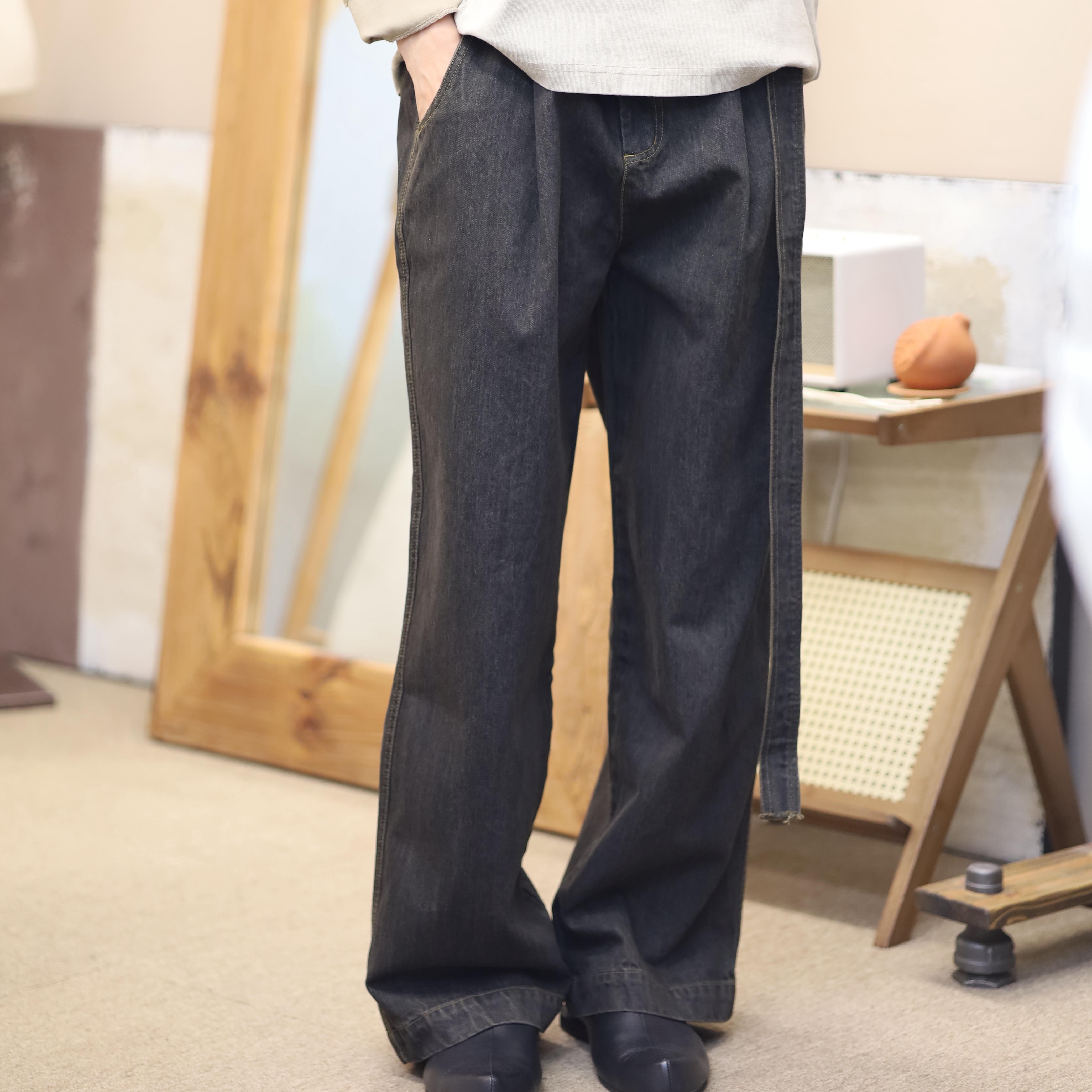 NA A NANA Pleats Belted Denim Pants Vintage Black, NA A NANA Cut Off Henley Neck T-Shirt Beige 착용 스타일 - 1