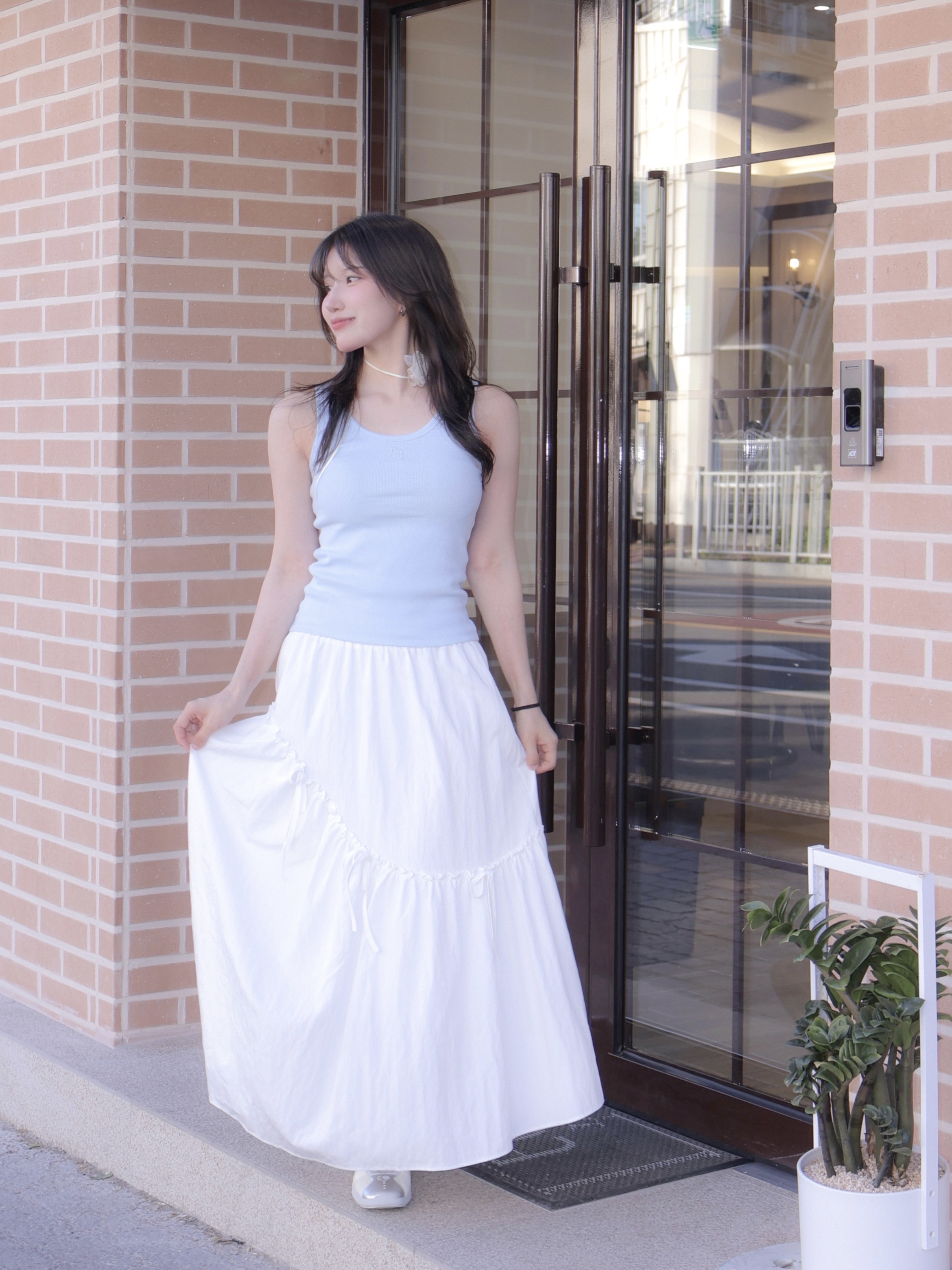 MUCENT Color-Pop Button Crop Sleeveless Sora, COYSEIO Shirring Midi Skirt White 착용 스타일 - 1