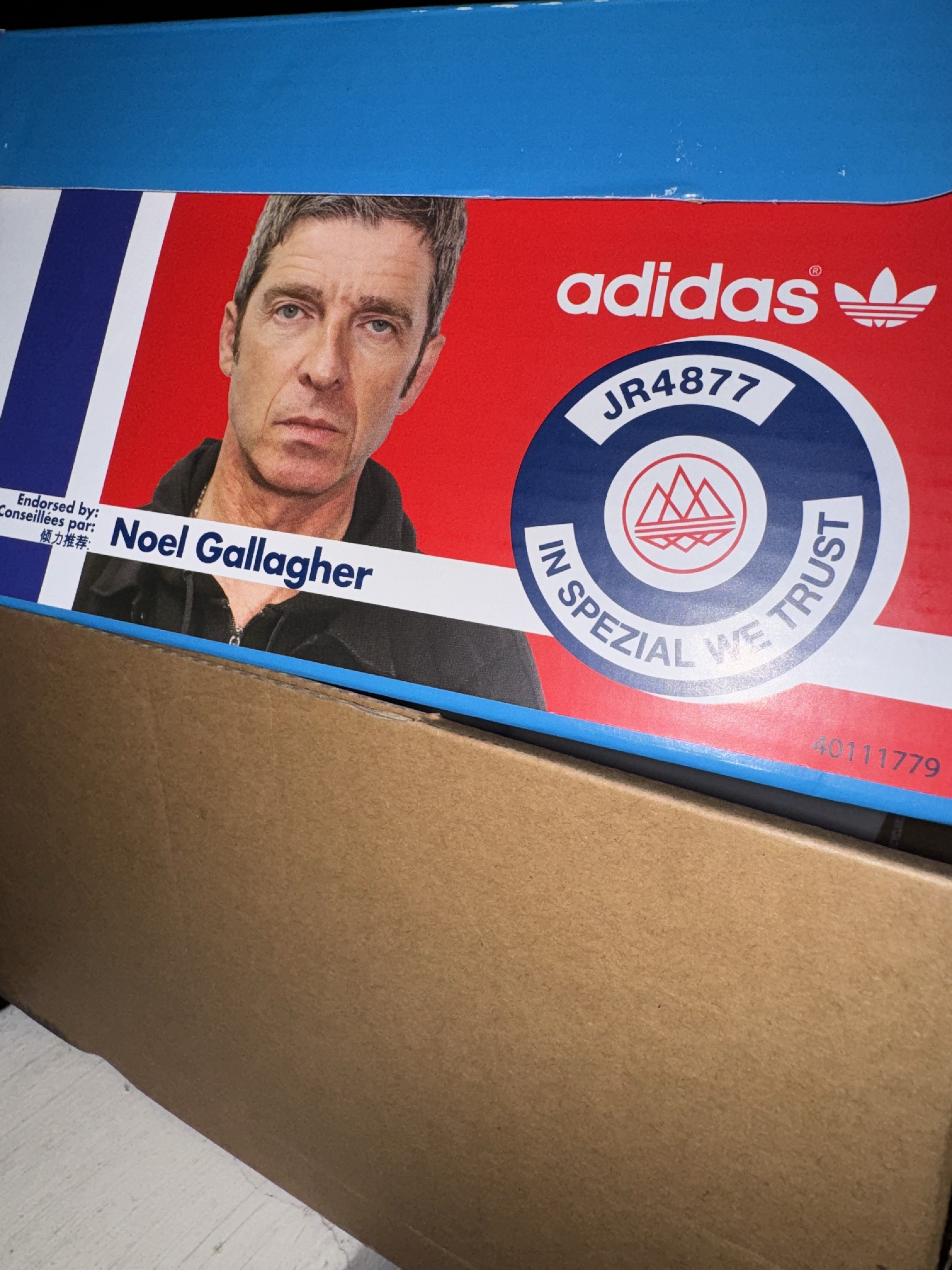 Adidas x Noel Gallagher Marathon Spezial Night Navy Clear Blue, Adidas x Liam Gallagher Achille Spezial Stone Khaki Wonder Beige 착용 스타일 - 5