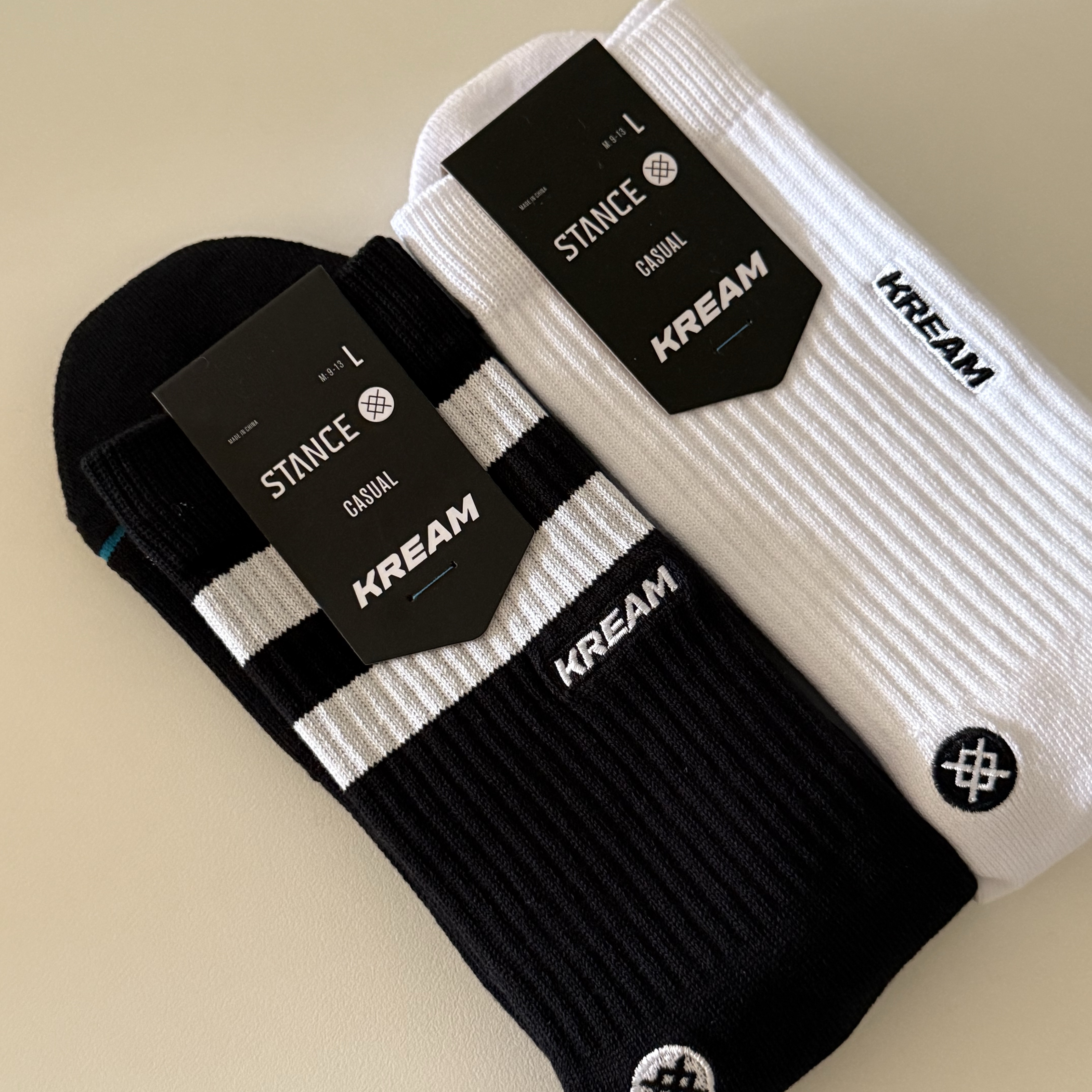 KREAM MERCH KREAM x STANCE Stripe Black - 25FW, KREAM MERCH KREAM x STANCE Basic Crew White  - 25FW 착용 스타일 - 3