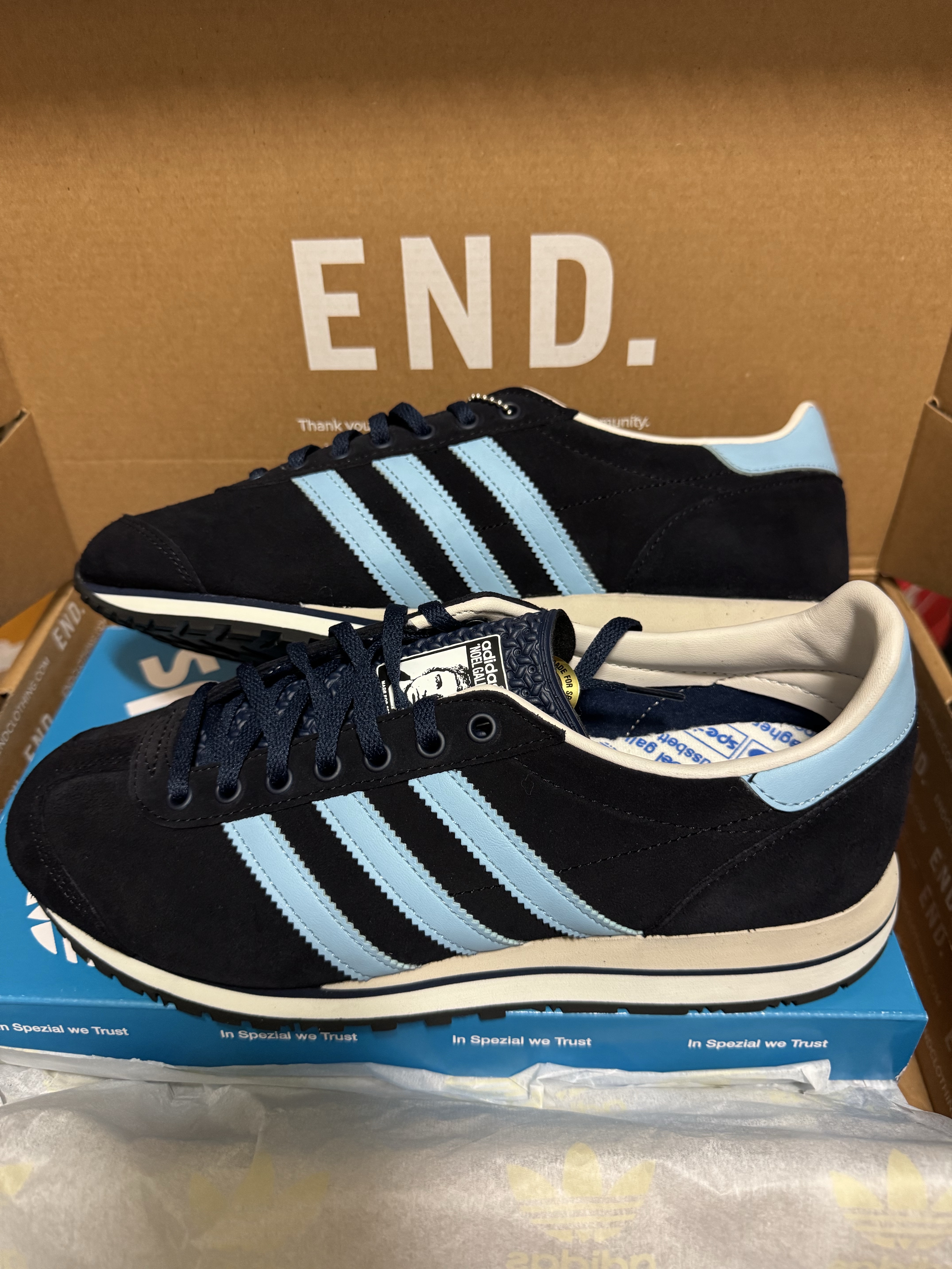Adidas x Noel Gallagher Marathon Spezial Night Navy Clear Blue, Adidas x Liam Gallagher Achille Spezial Stone Khaki Wonder Beige 착용 스타일 - 1