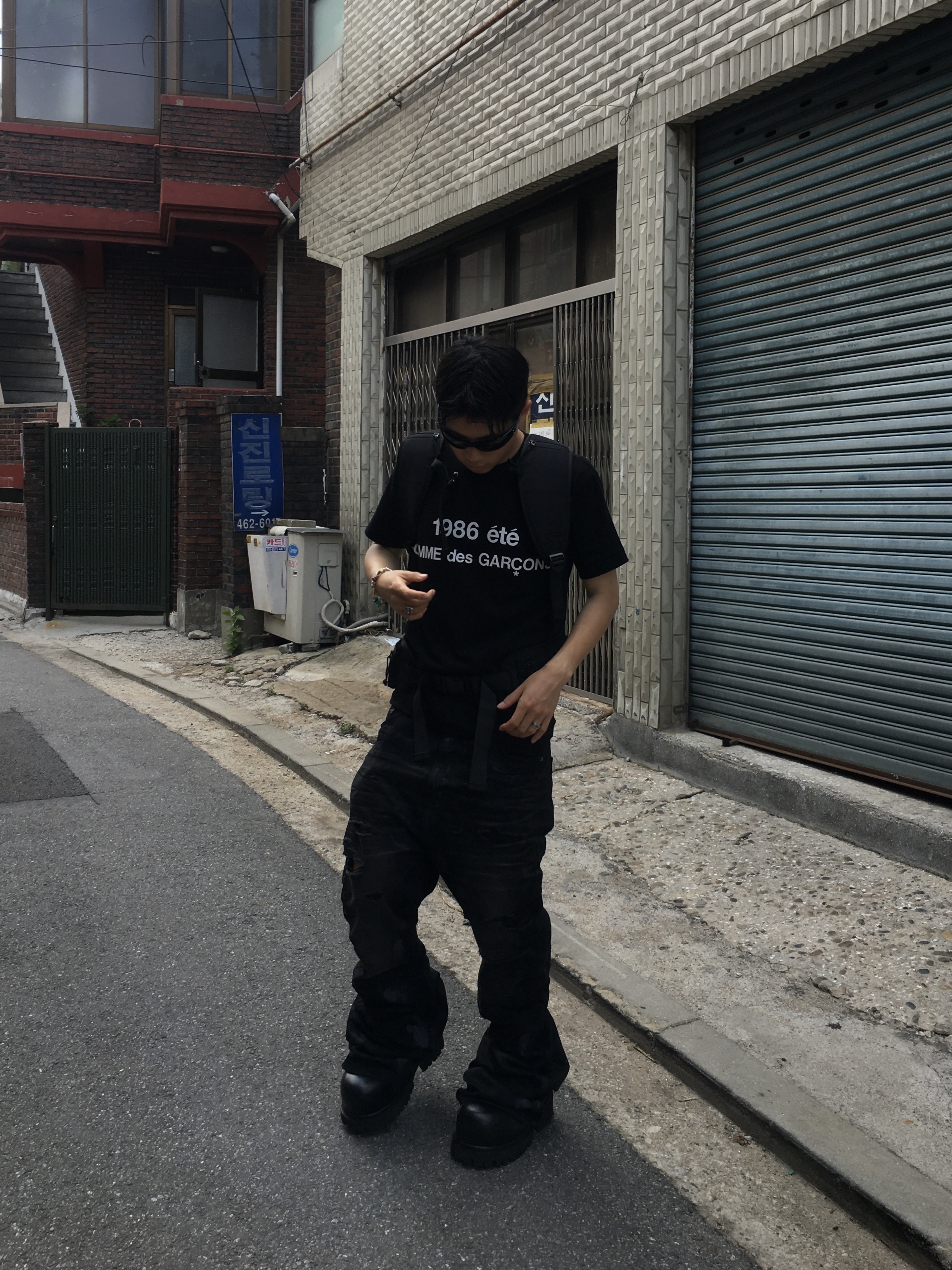 CDG 1986 Comme des Garcons T-Shirt Black, Balenciaga Stomper Bootie Black 착용 스타일 - 1