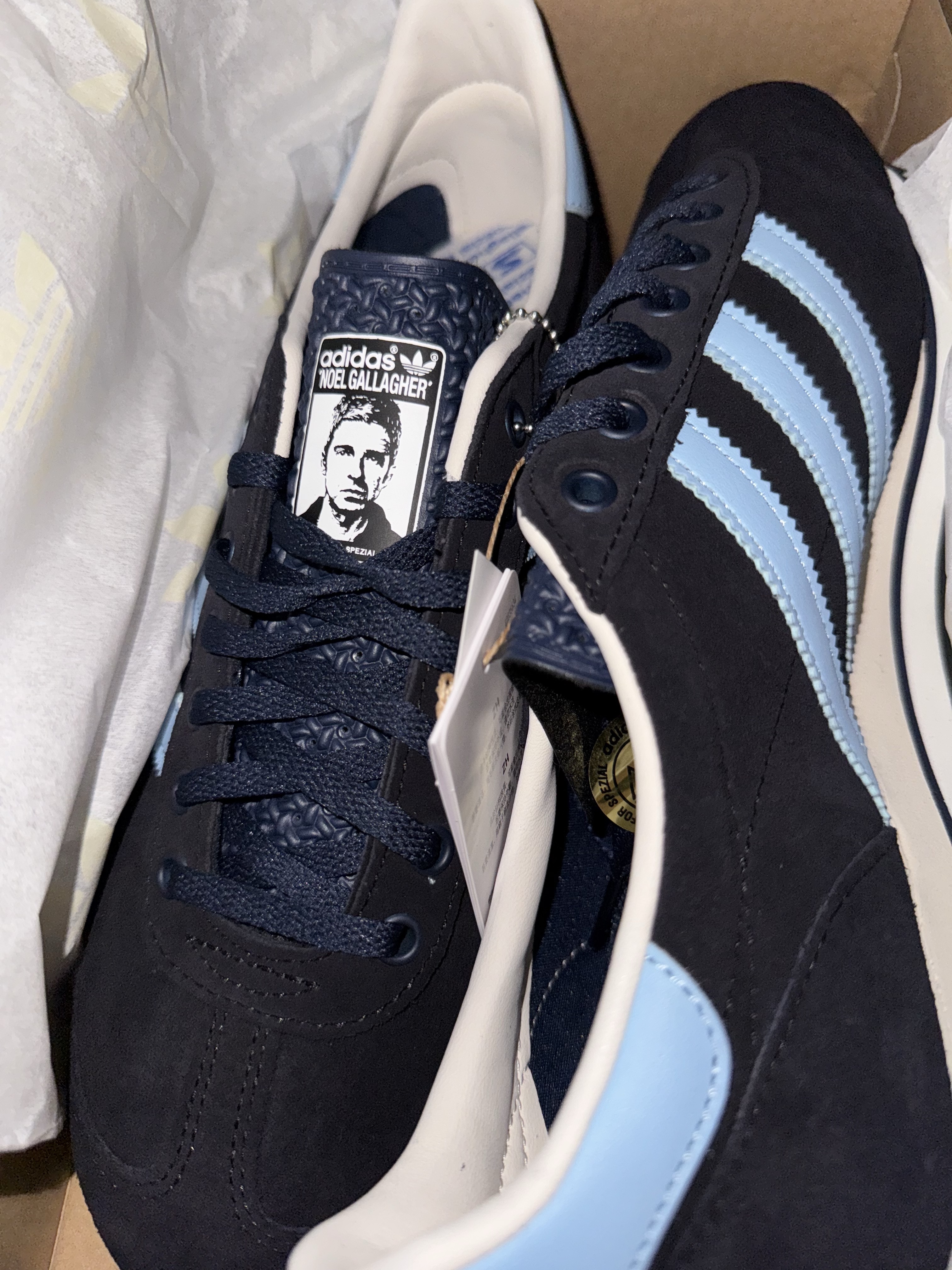 Adidas x Noel Gallagher Marathon Spezial Night Navy Clear Blue, Adidas x Liam Gallagher Achille Spezial Stone Khaki Wonder Beige 착용 스타일 - 4