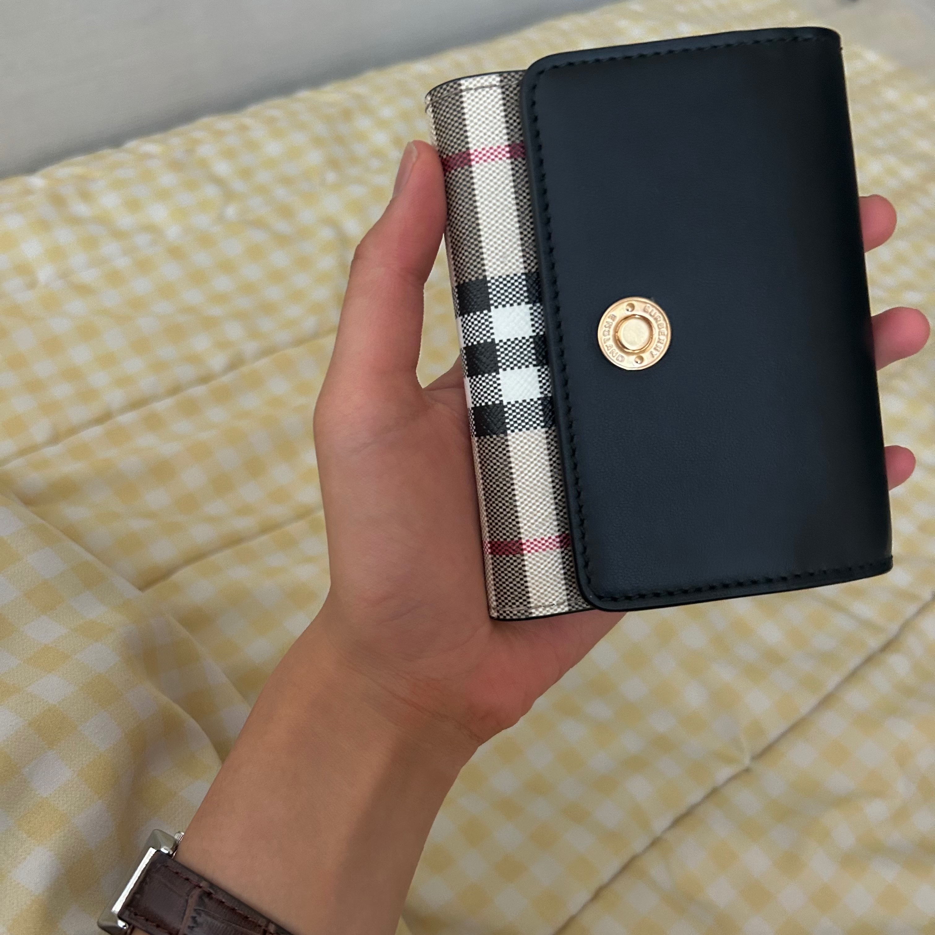 Burberry Small Vintage Check Leather Folding Wallet Archive Beige Black 착용 스타일 - 1