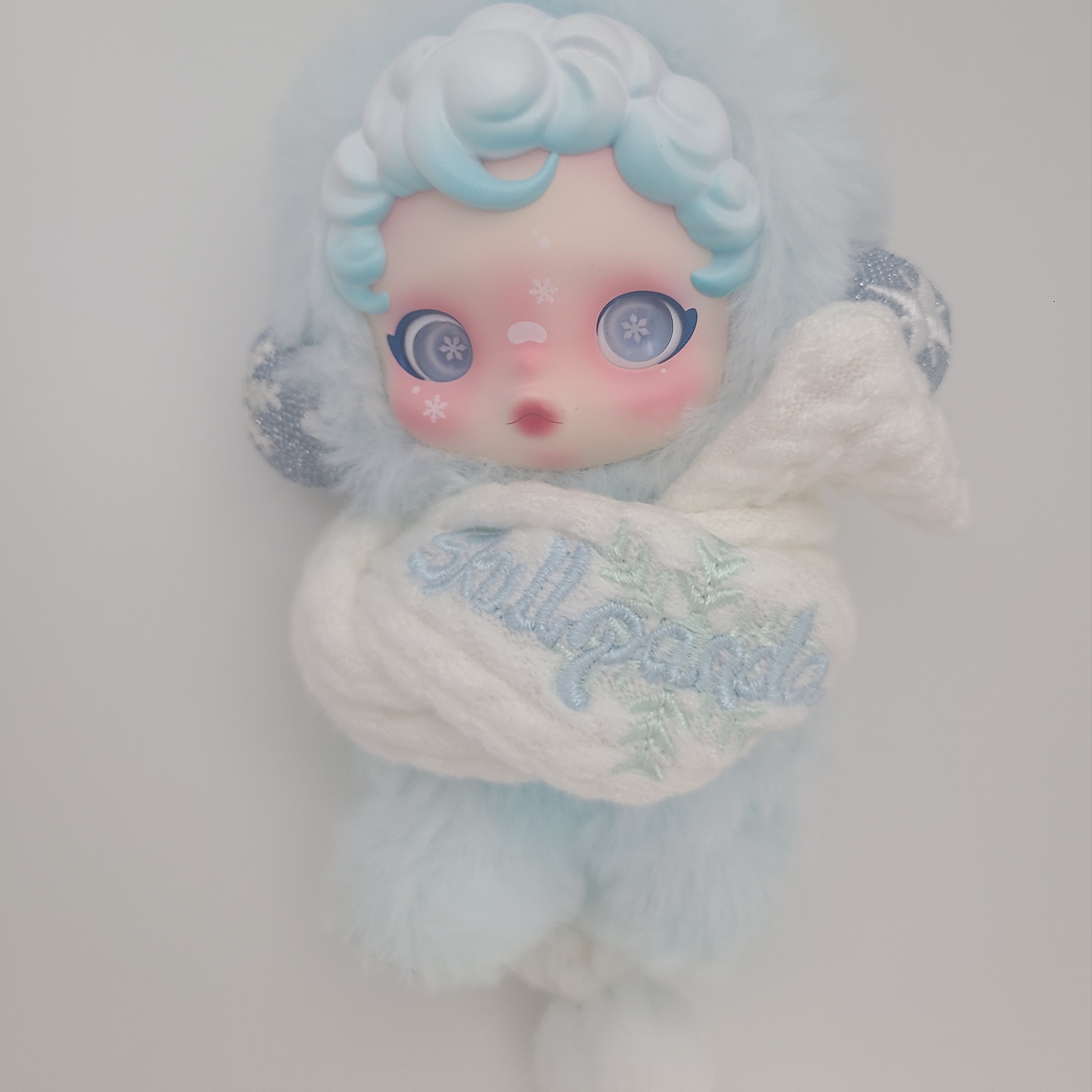 Pop Mart Skullpanda Winter Symphony Series Keyring Song of Snow (Opened Case) 착용 스타일