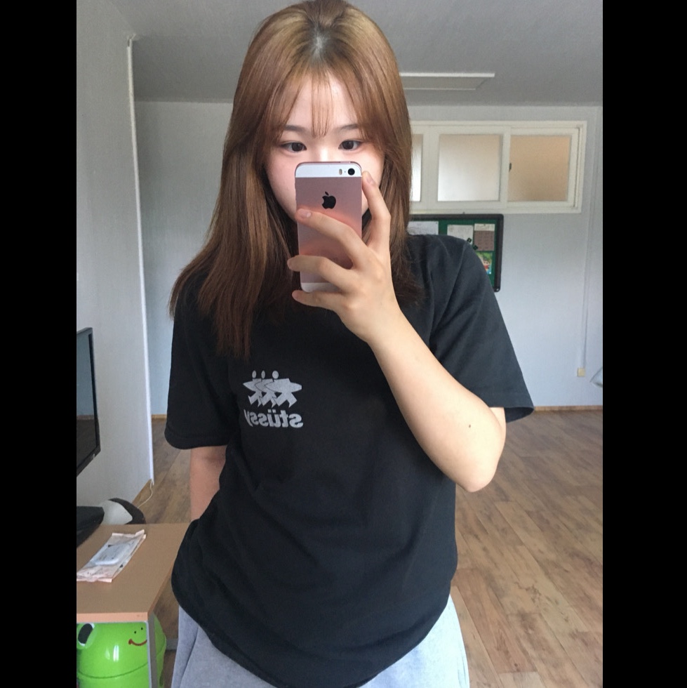 Stussy Surfwalk Pigment Dyed T-Shirt Black 착용 스타일 - 1