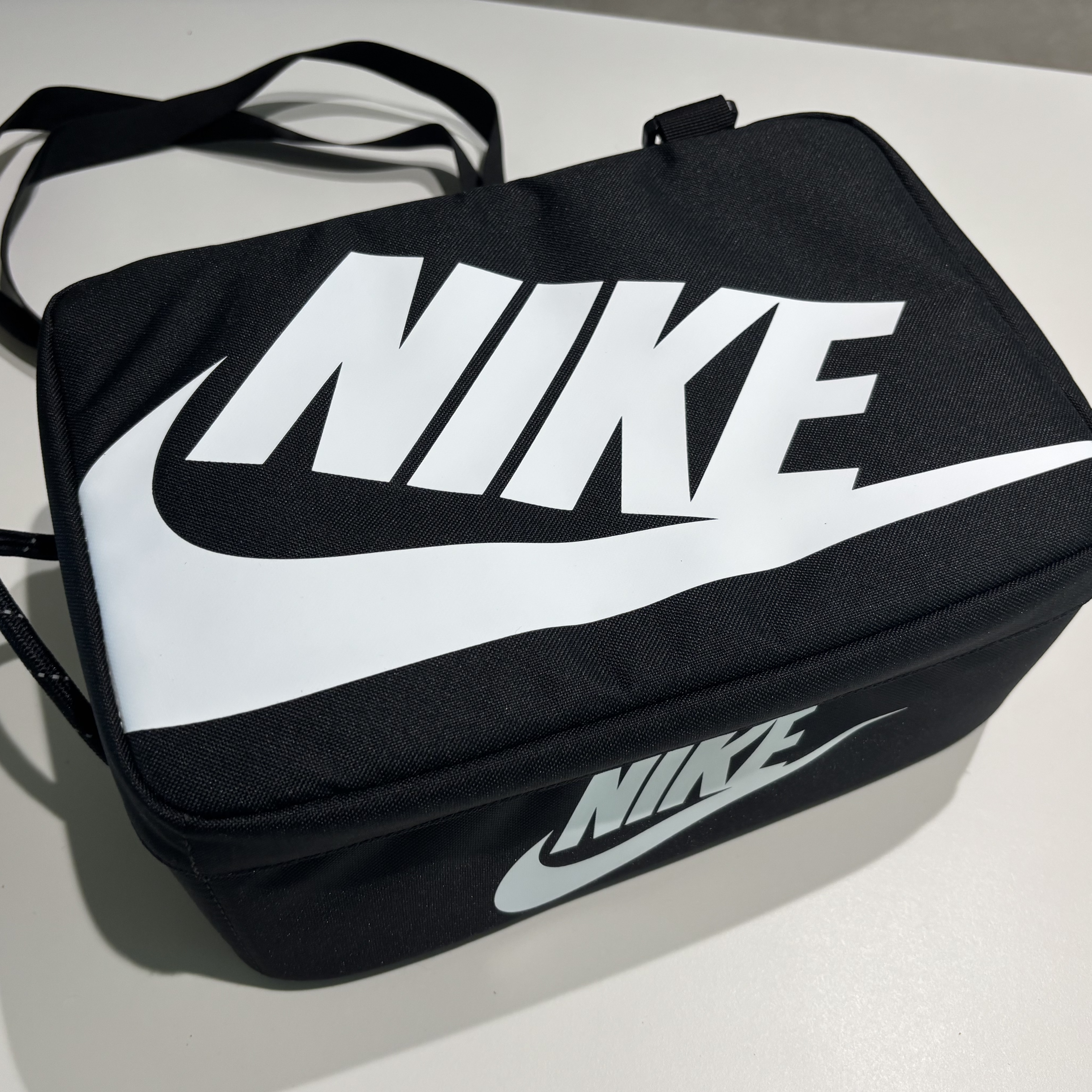 Nike Shoebox Bag 8L Black 착용 스타일