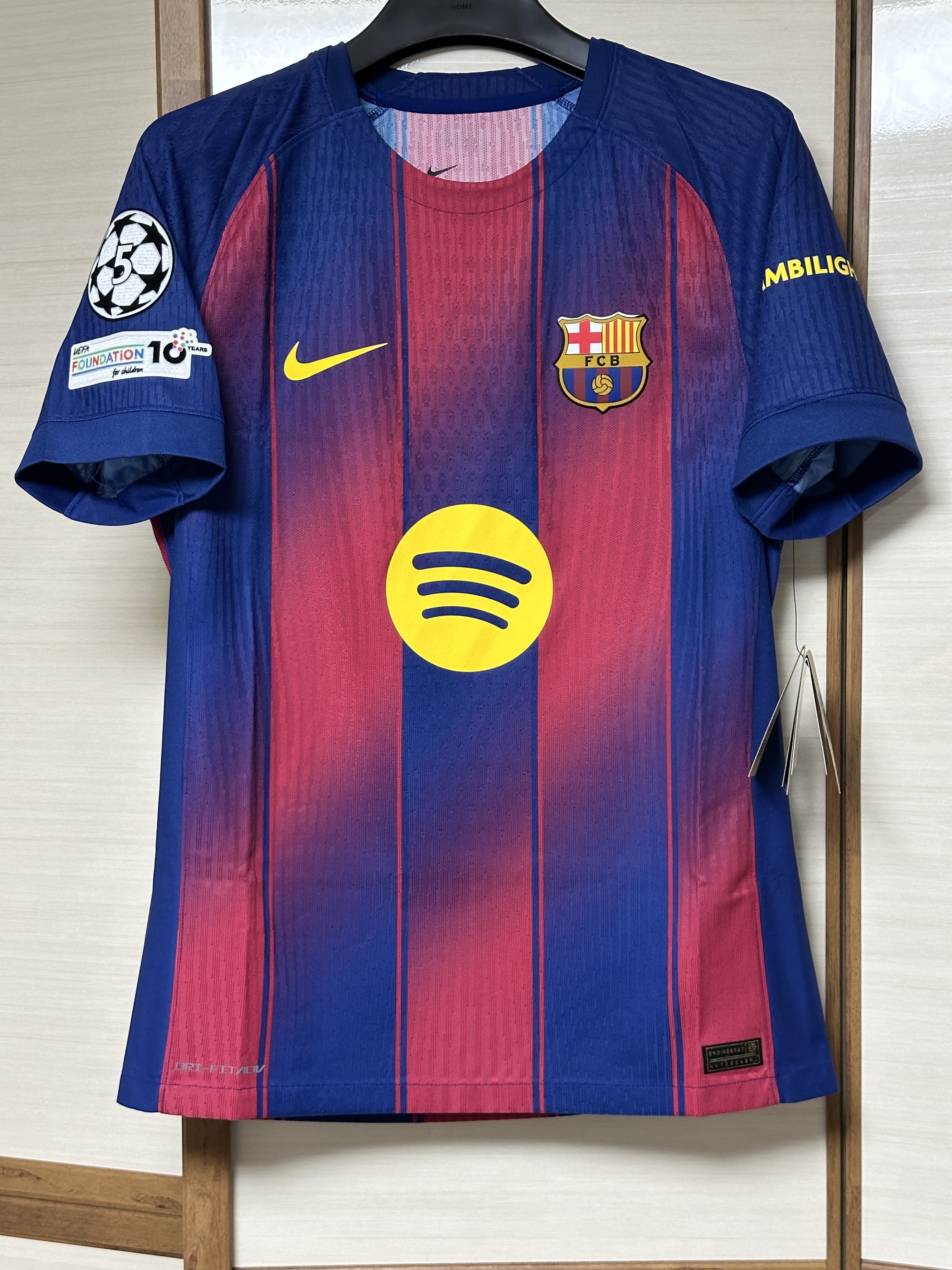 Nike FC Barcelona 2025/26 Stadium Home Dri-Fit Football Replica Jersey Deep Royal Blue Noble Red (Non Marking Ver.), Nike FC Barcelona 2025/26 Match Home Dri-Fit ADV Soccer Authentic Jersey Deep Royal Blue Noble Red (Non Marking Ver.) 착용 스타일 - 1