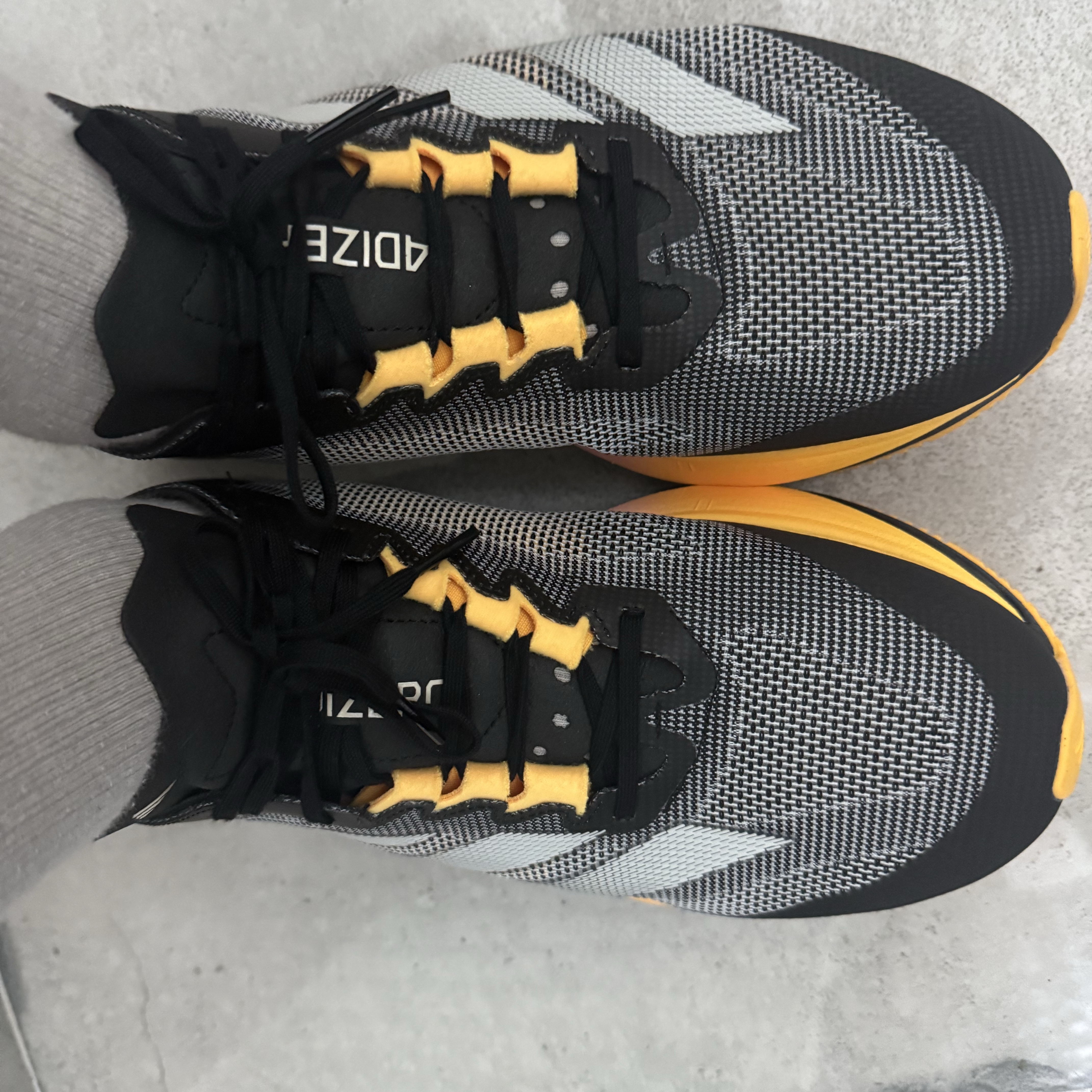 Adidas Adizero Boston 12 Core Black Zero Metalic 착용 스타일 - 1