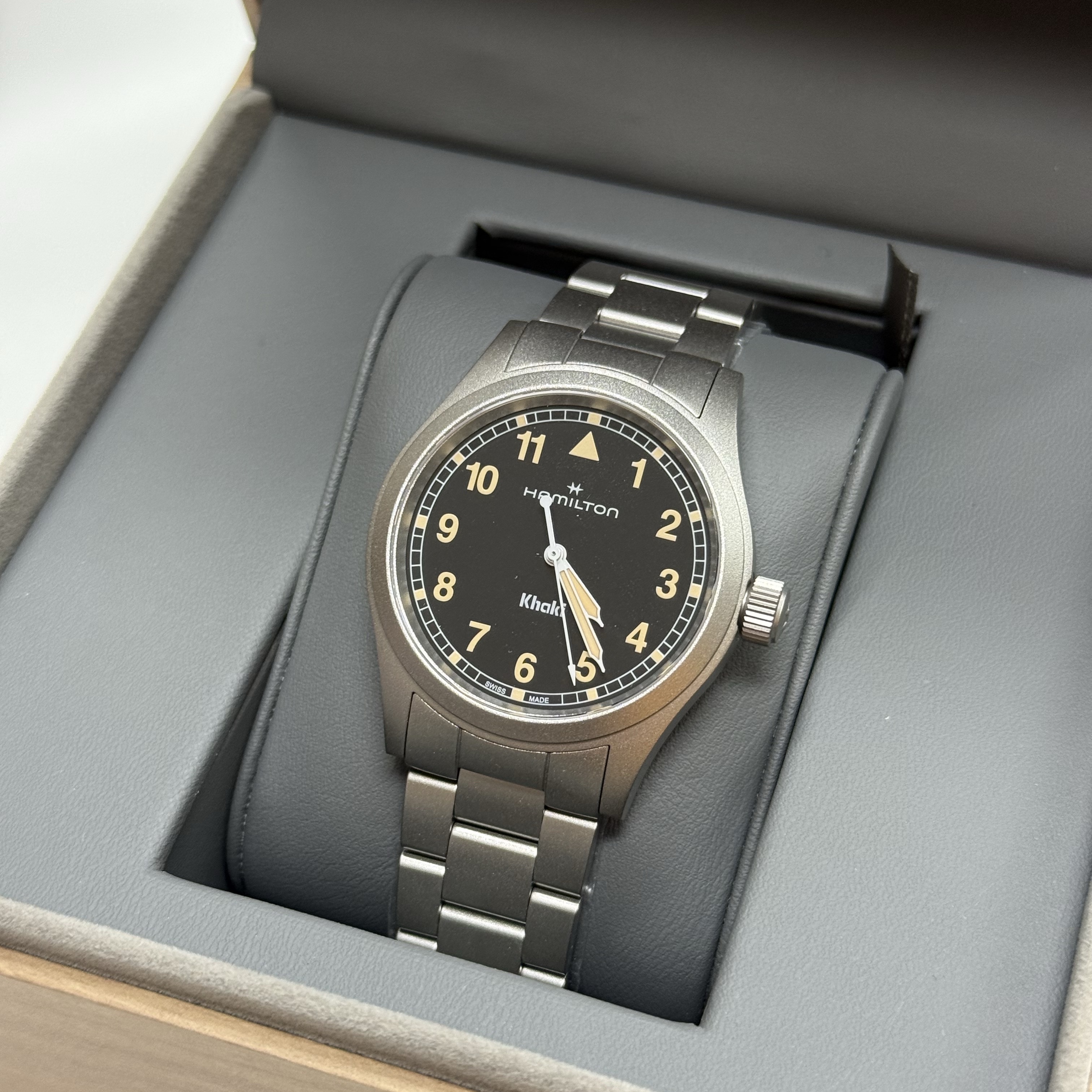 Hamilton Khaki Field Quartz 38mm Stainless Steel Black 착용 스타일
