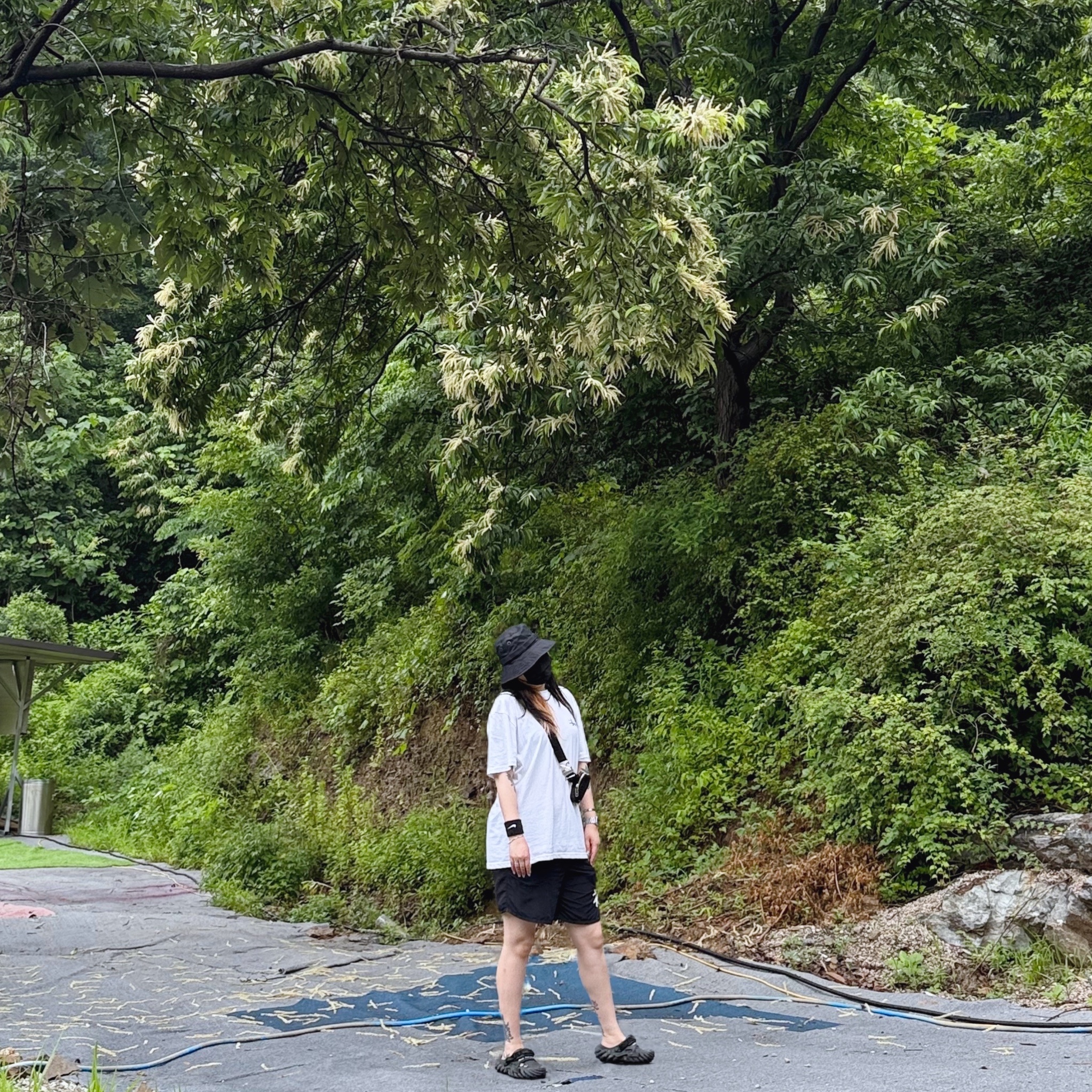 Crocs x Feng Chen Wang Echo Clog Black, Stussy Big Basic Water Shorts Black 착용 스타일 - 1