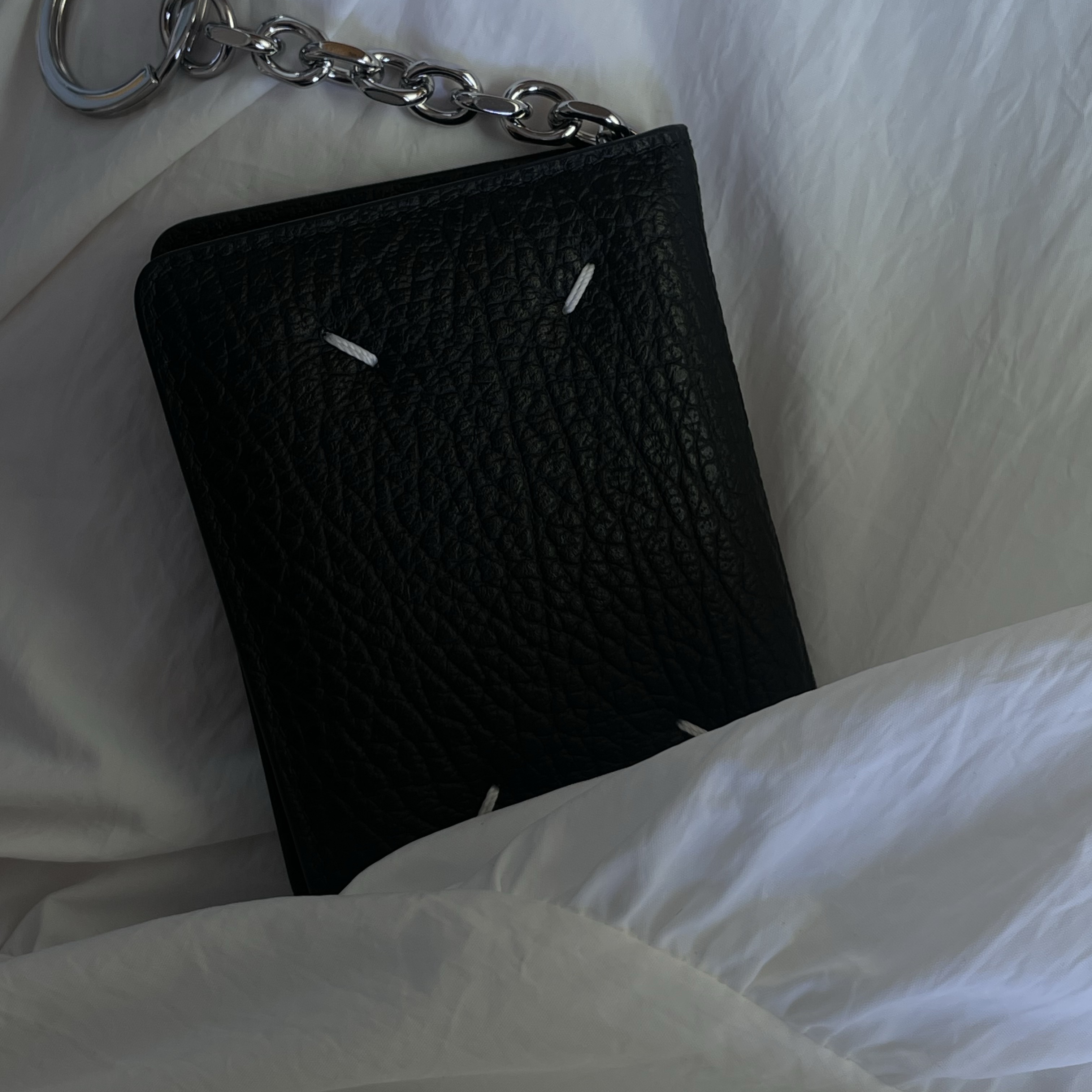 Vivienne Westwood Mayfair Bas Relief Pendant Silver, Maison Margiela Keyring Wallet Black 착용 스타일 - 3