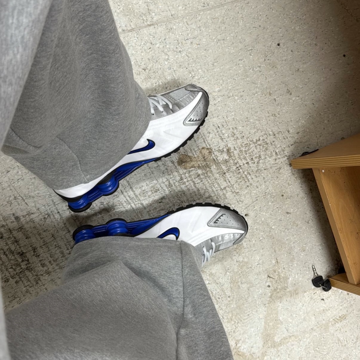 Nike Shox R4 White Racer Blue 착용 스타일