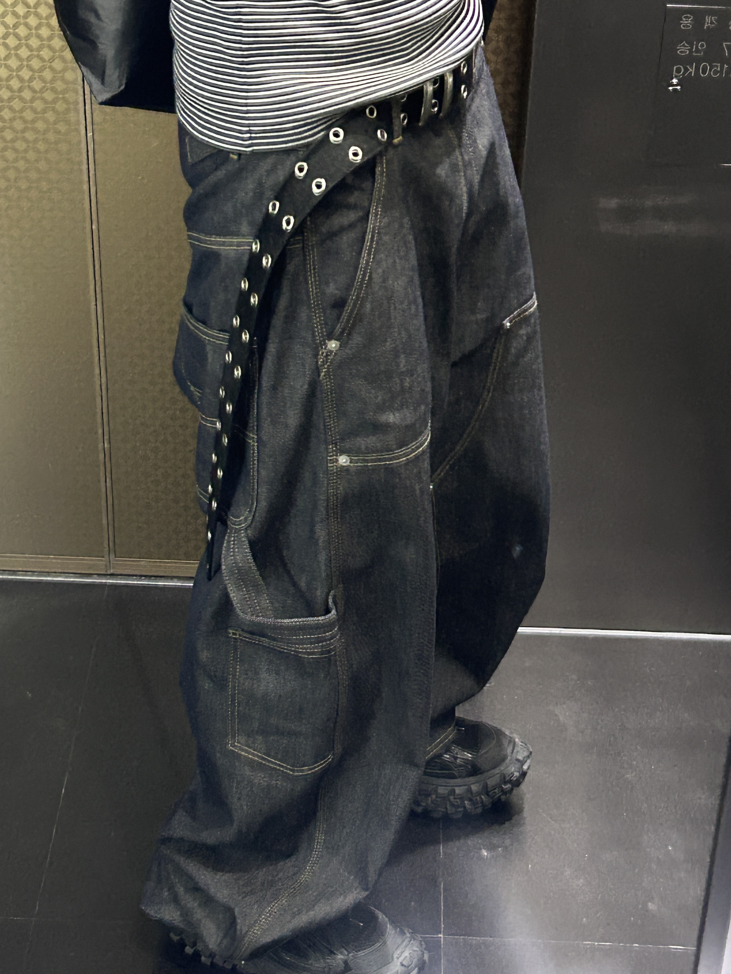 GRAILZ x KOIN SEOUL Carpenter Raw Denim Pants Indigo, Kamien x MJD Double Hole Belt Black Shearling Calfskin 착용 스타일 - 3