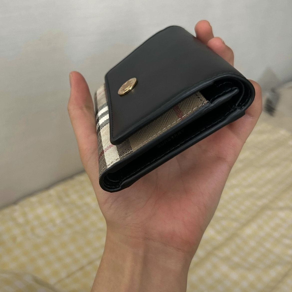 Burberry Small Vintage Check Leather Folding Wallet Archive Beige Black 착용 스타일 - 2