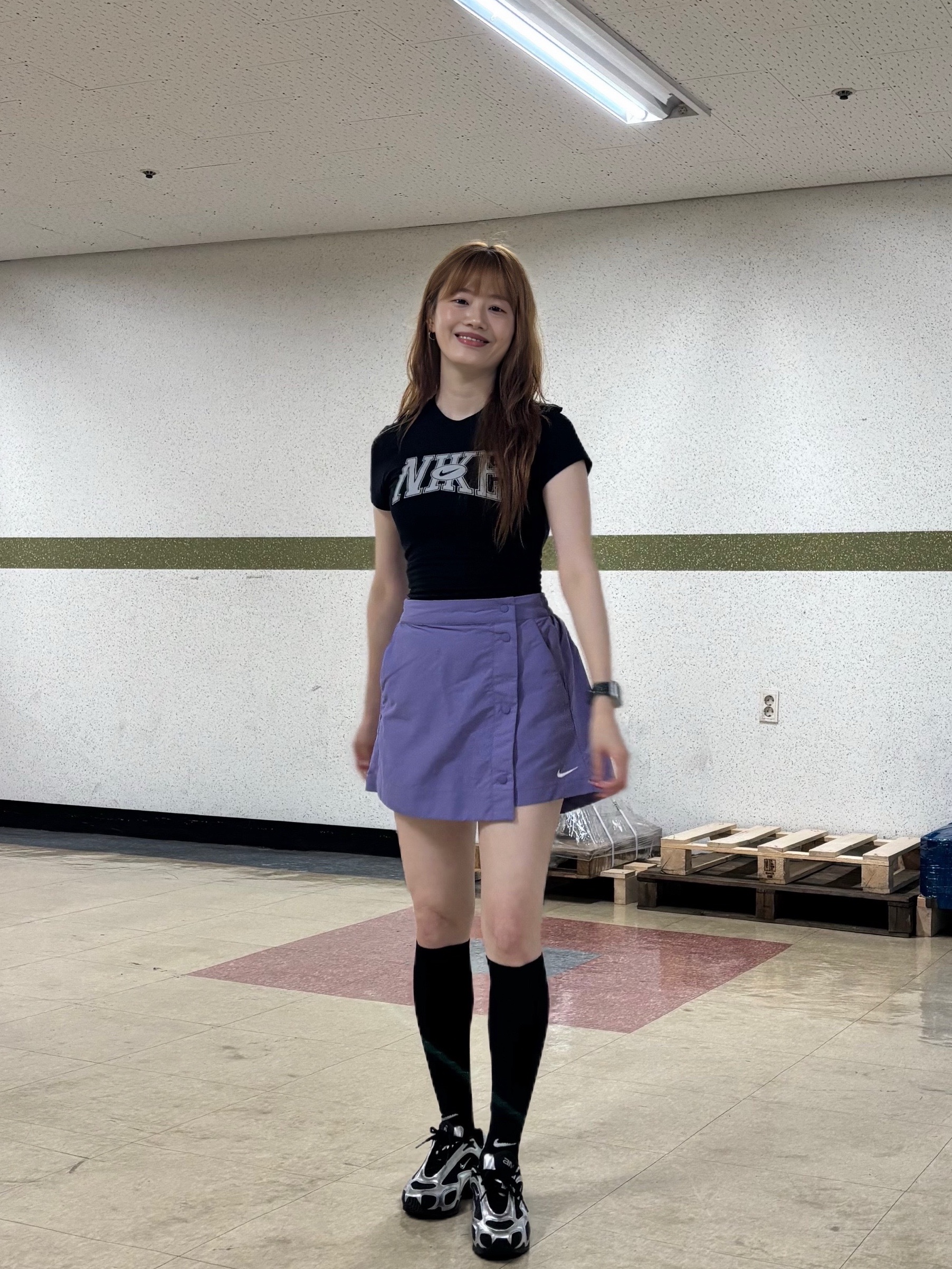 (W) Nike NSW Essential Woven Skort Dusty Amethyst White - Asia, (W) Nike Air Max Muse Black and Metallic Silver 착용 스타일 - 2