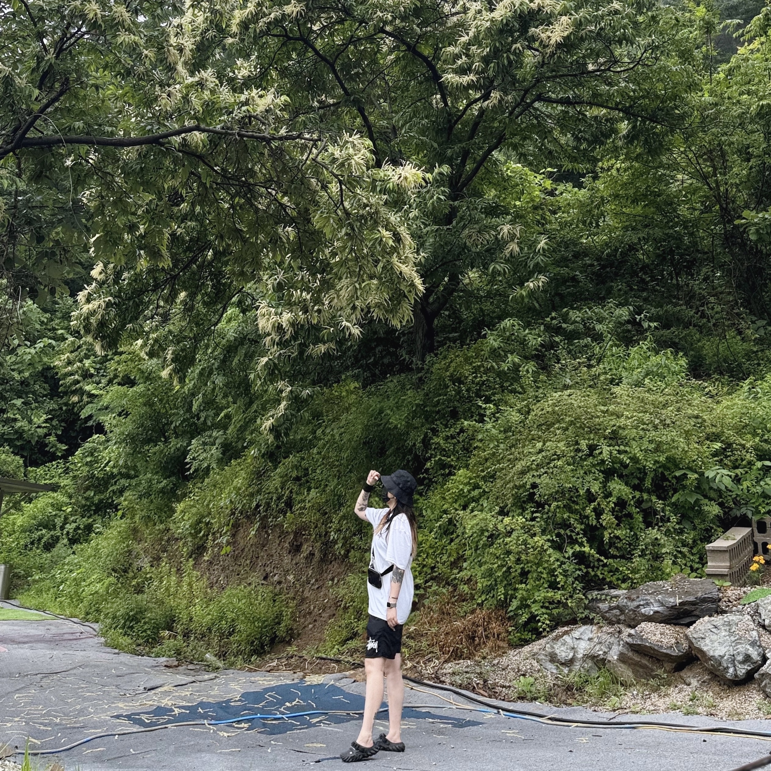 Crocs x Feng Chen Wang Echo Clog Black, Stussy Big Basic Water Shorts Black 착용 스타일 - 2