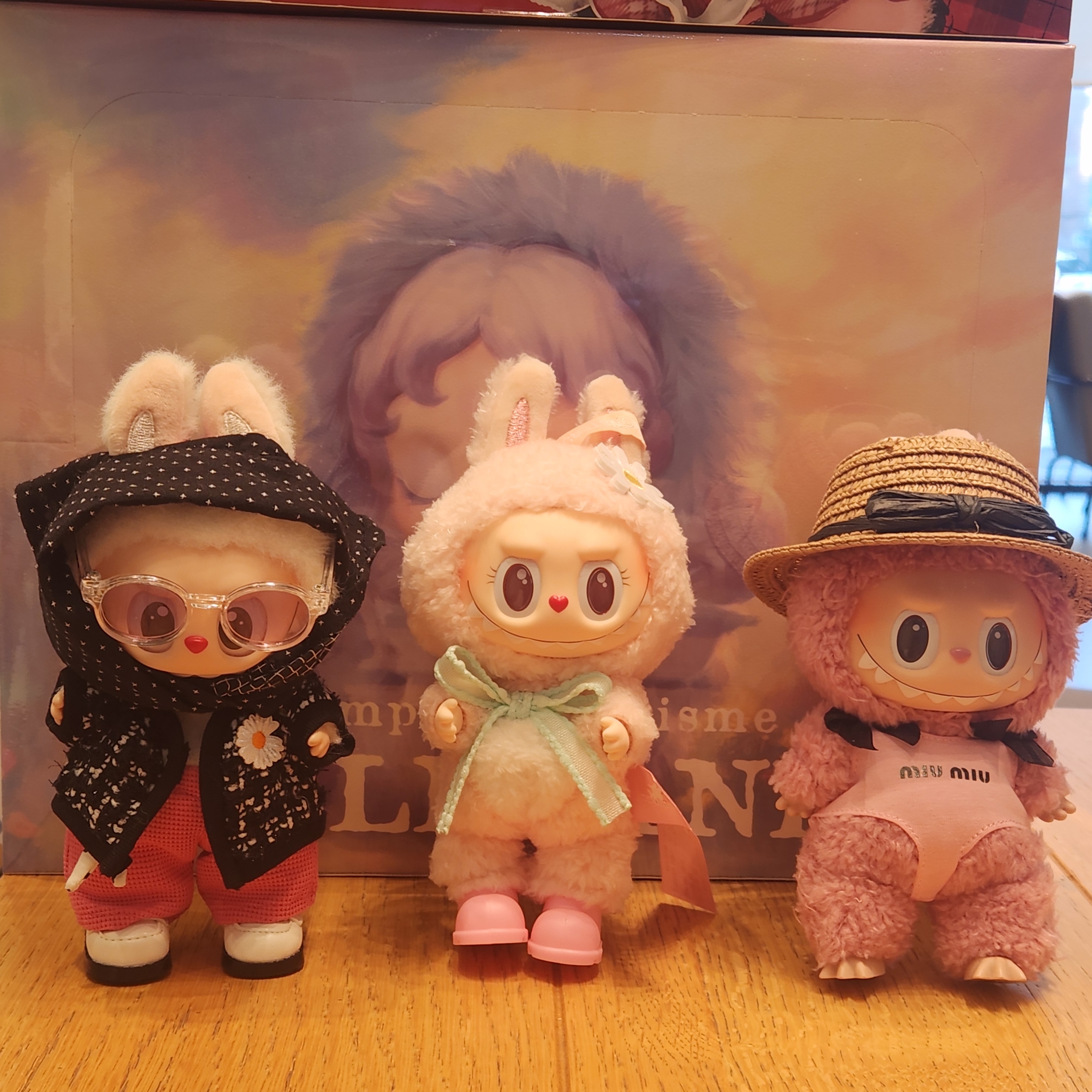 Pop Mart Labubu The Monsters Labubu Tasty Macarons Series Lyche Berry Keyring, Pop Mart Labubu Coca Cola Series Surprise Shake Keyring (Opened Case) 착용 스타일