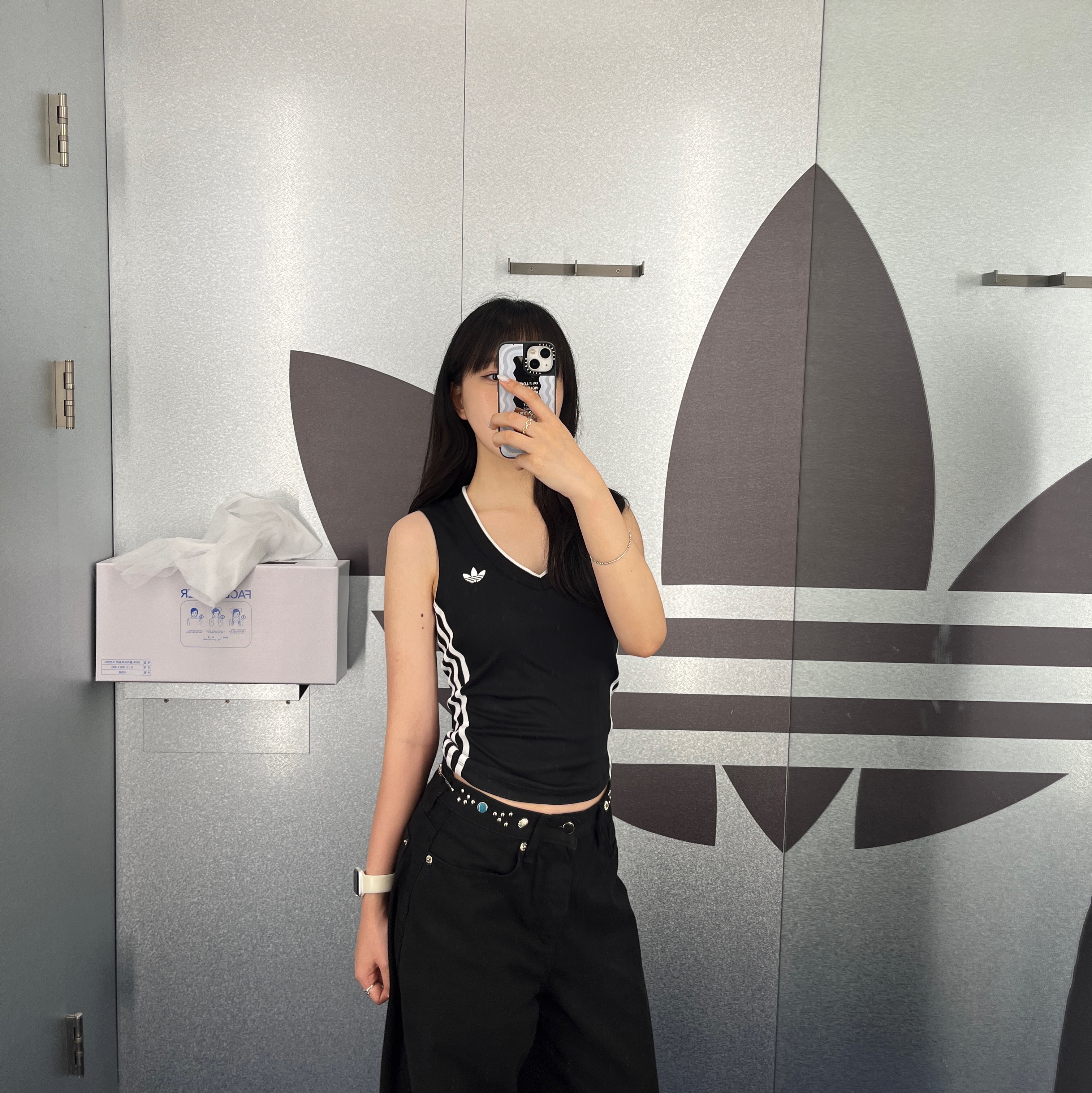 (W) Adidas V-Neck Black - KR Sizing 착용 스타일 - 2