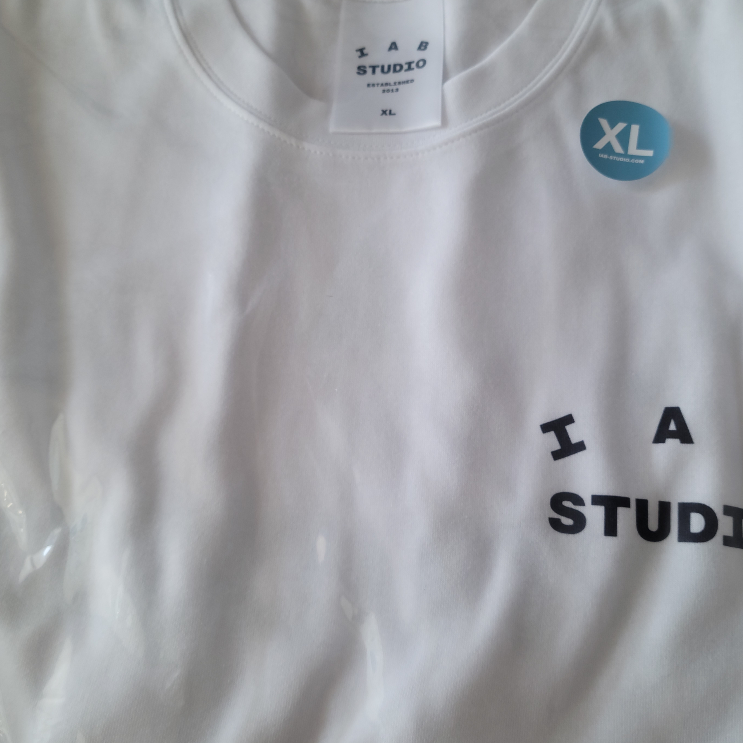 IAB Studio T-Shirt White Navy 착용 스타일 - 1