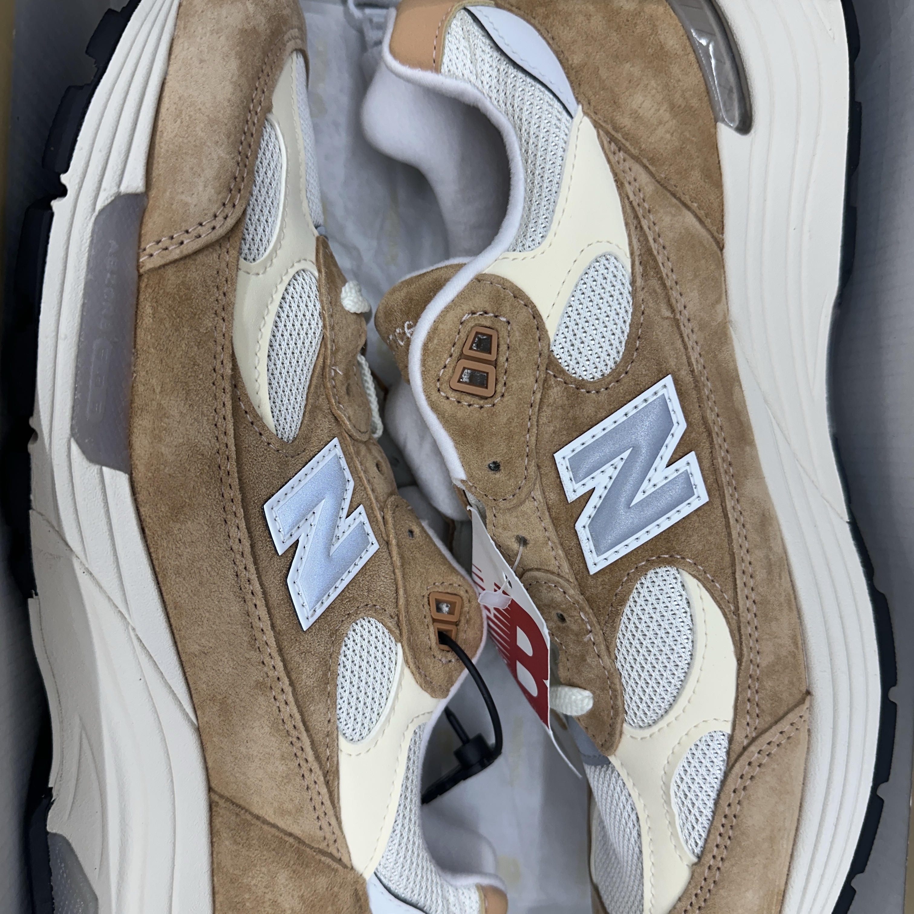 New Balance 992 Made in USA Sweet Caramel Calcium 착용 스타일 - 3