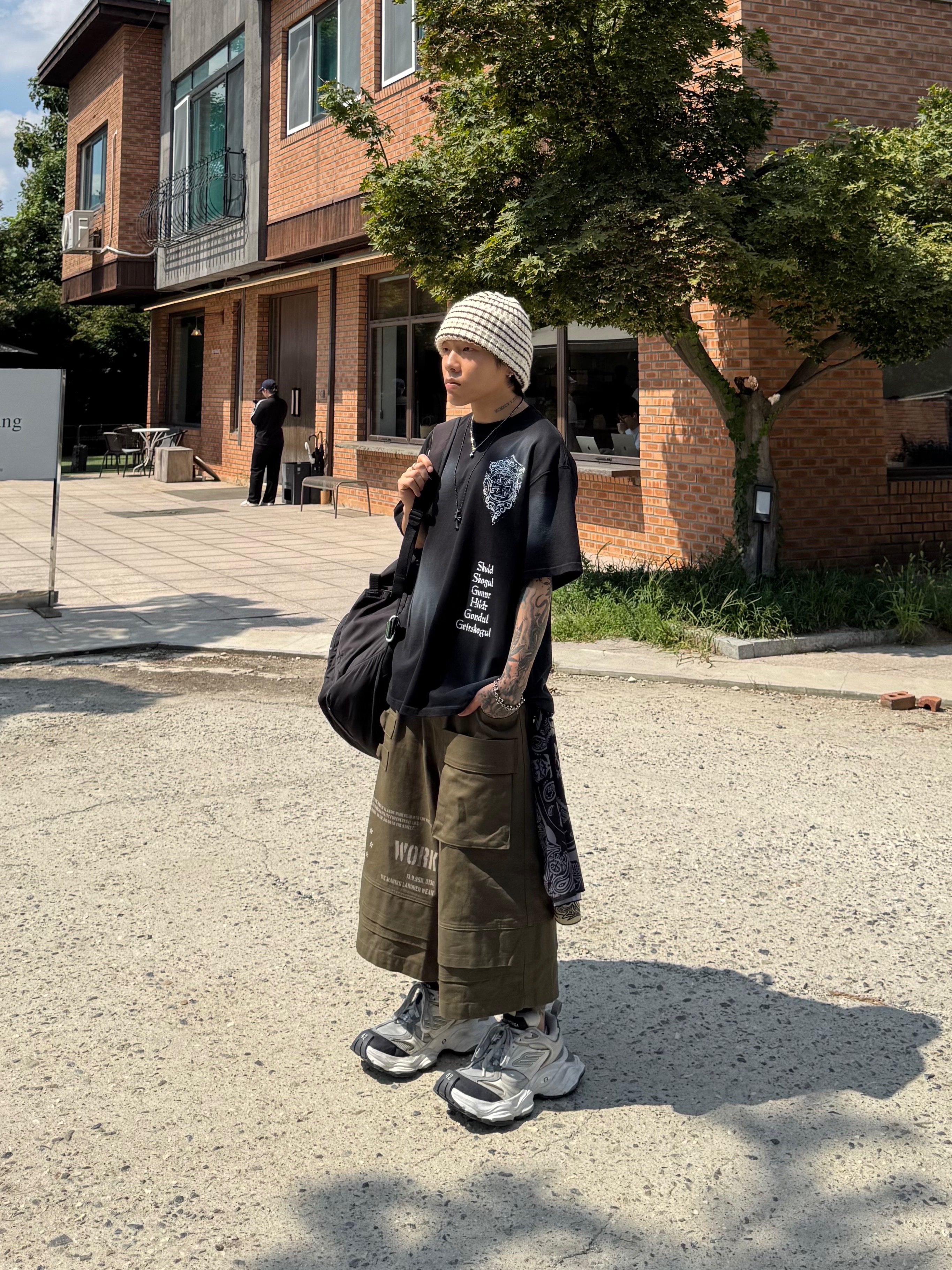 Wapworks Engineered Oxford Bermuda Khaki, Balenciaga Cargo Sneakers White Grey 착용 스타일 - 2
