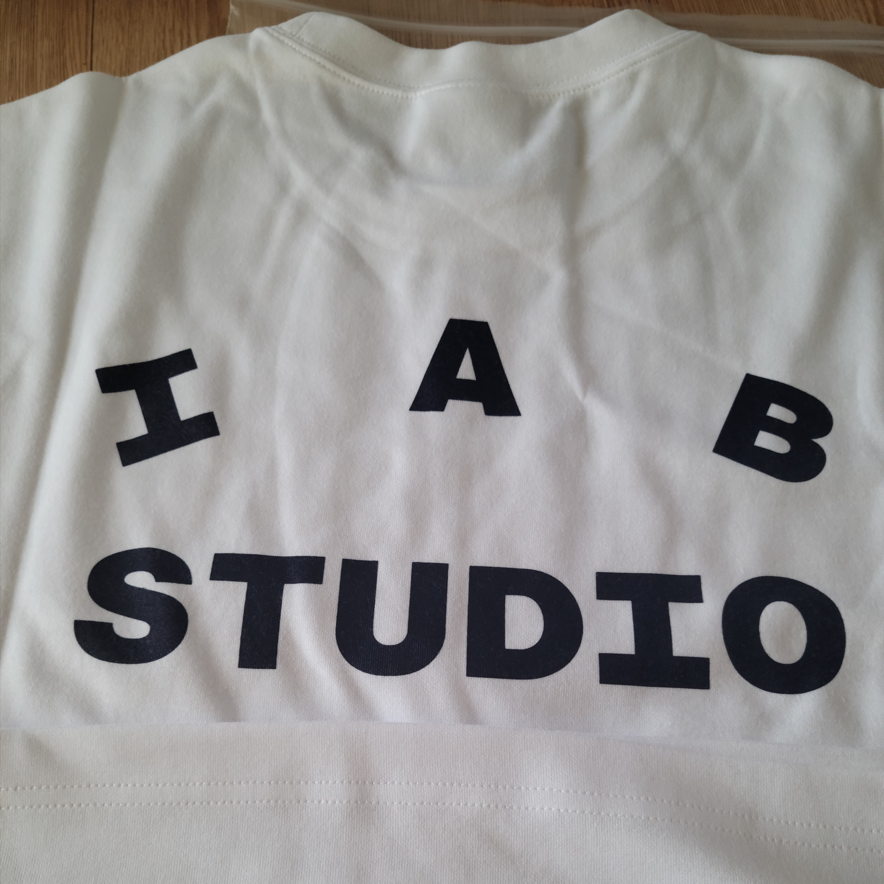 IAB Studio T-Shirt White Navy 착용 스타일 - 2