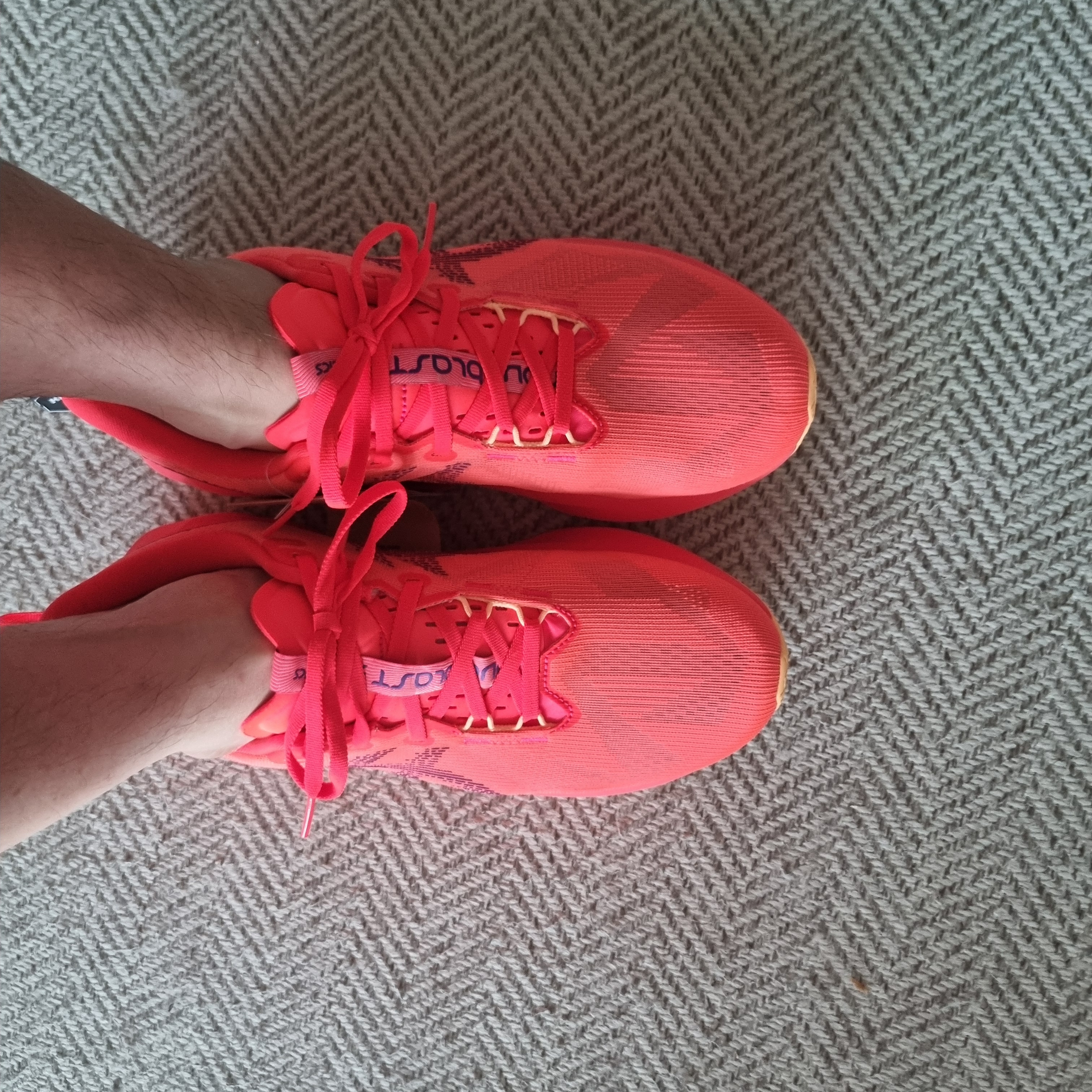 Asics Novablast 5 Flash Red Edo Purple 착용 스타일 - 3