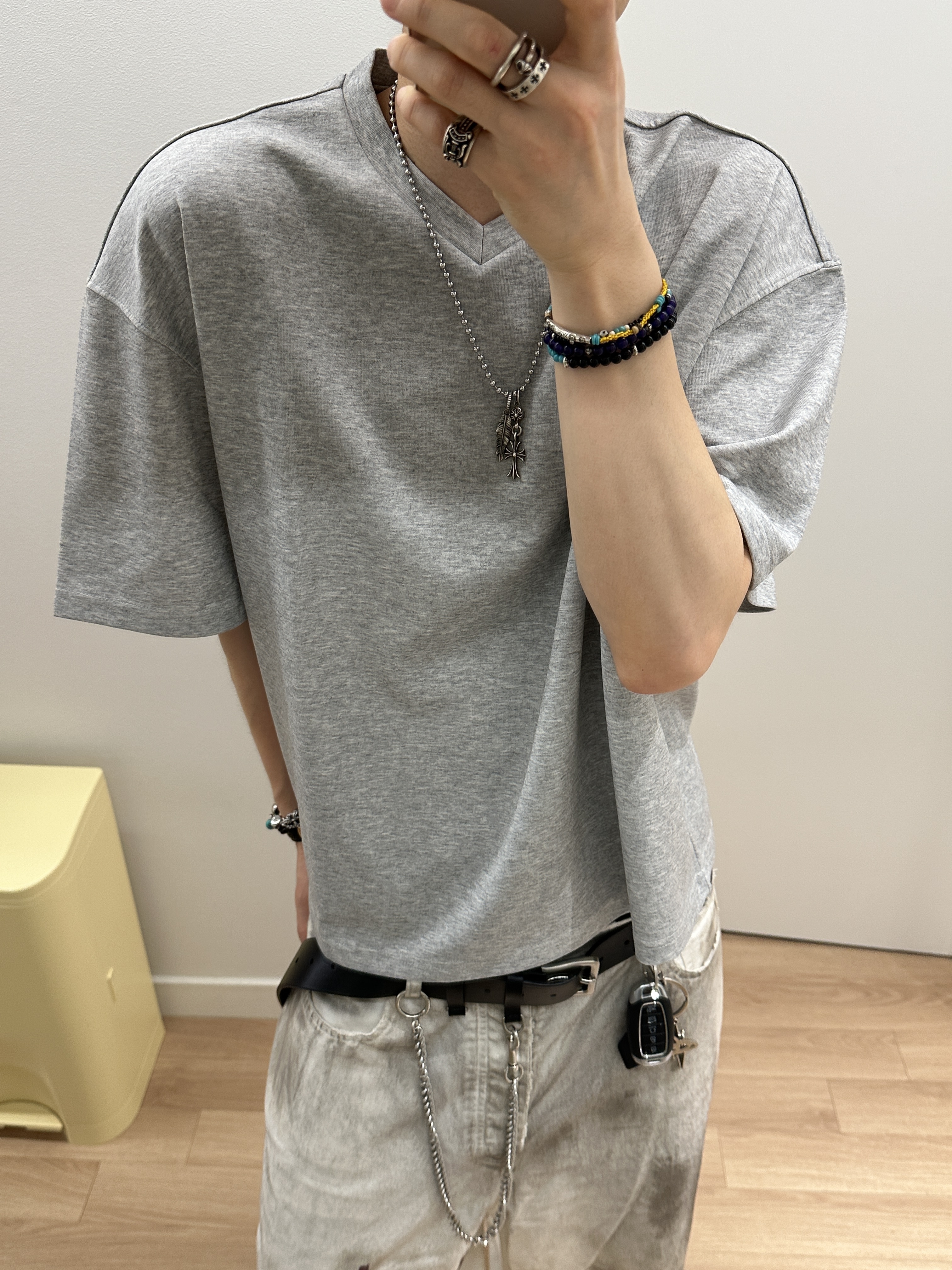 Nonnod Cropped V-Neck T-Shirt Grey 착용 스타일 - 3