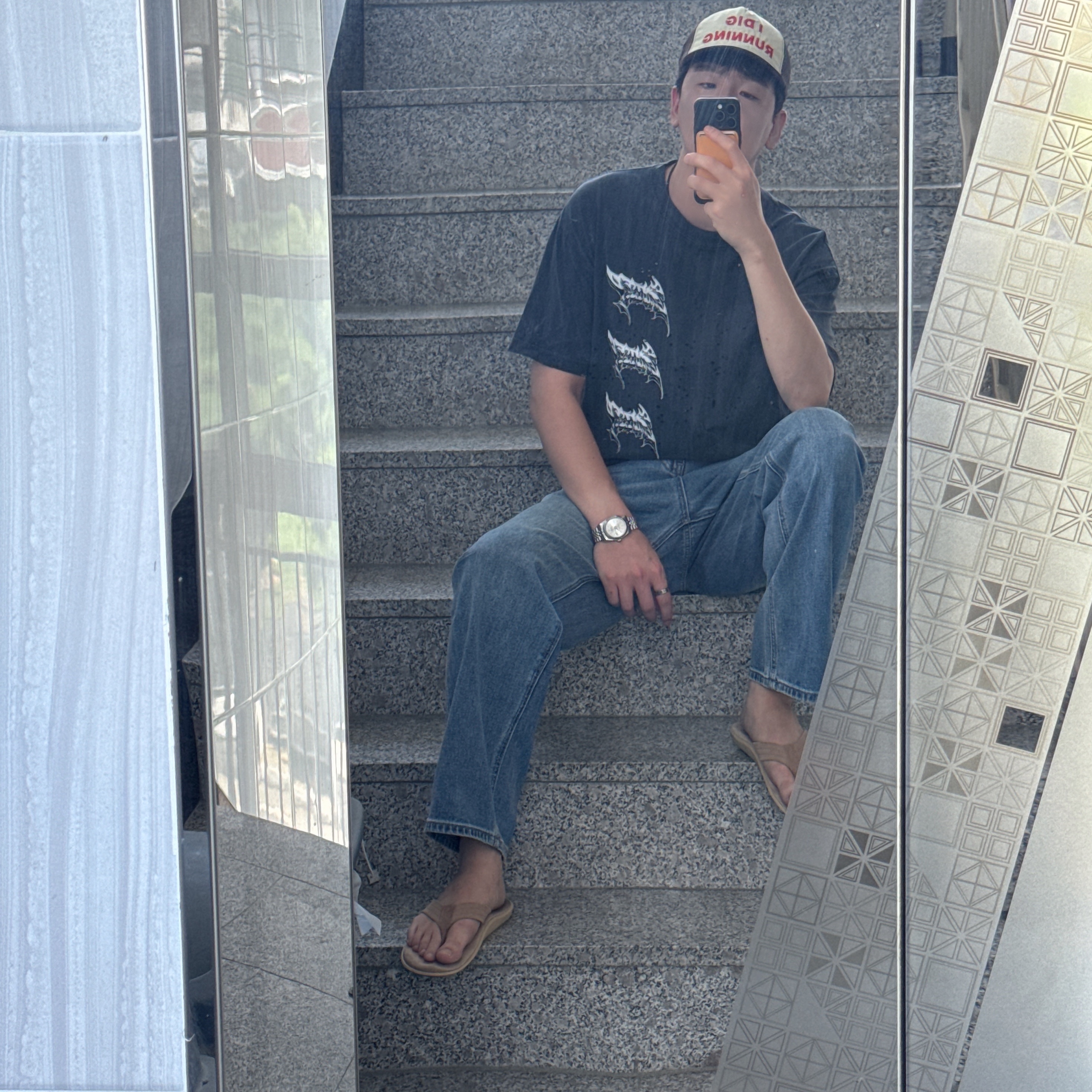 Satisfy Mothtech T-Shirt Aged Black, Alex Zono I Dig Running Trucker Hat OG Brown 착용 스타일