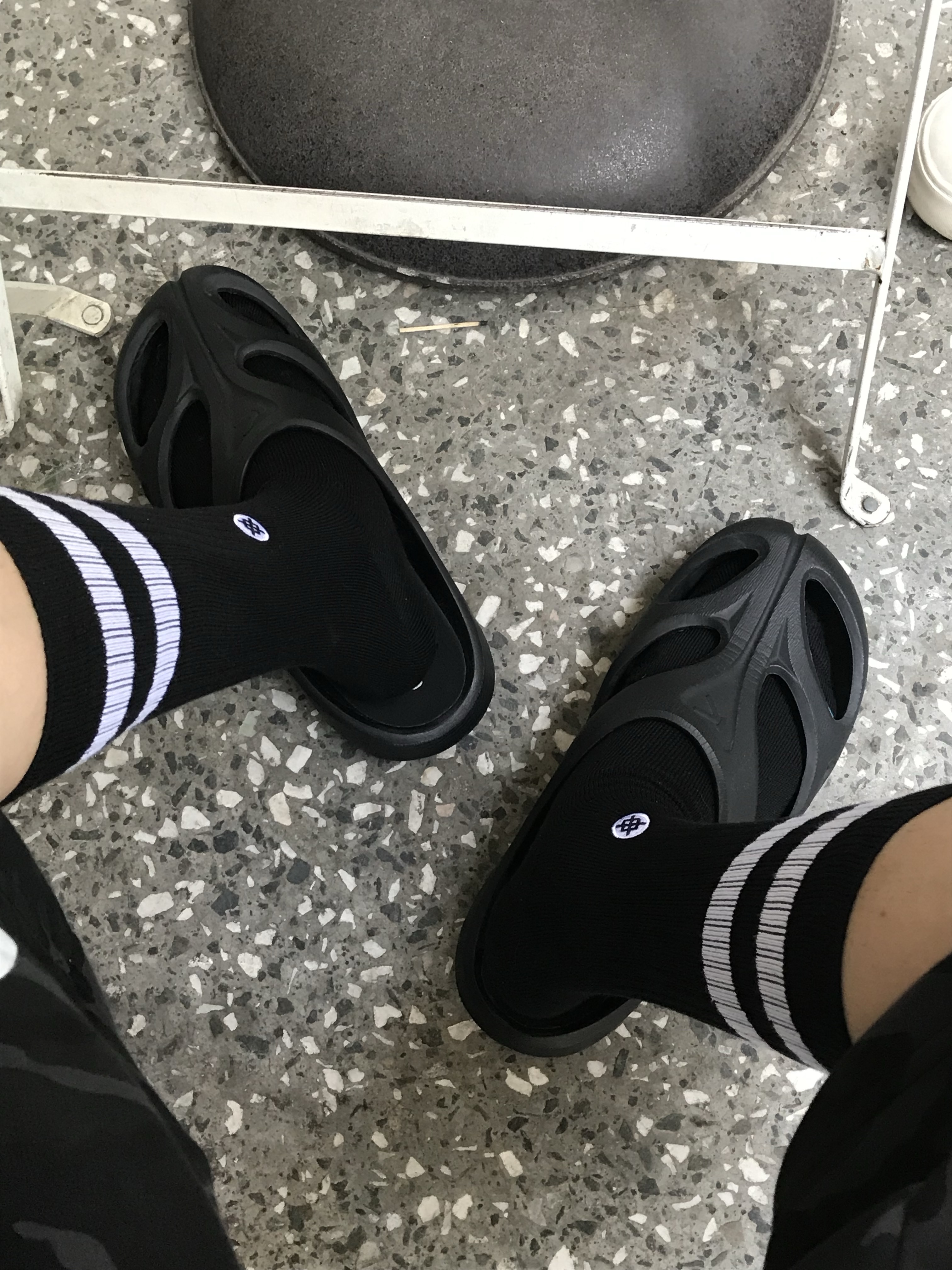 KREAM MERCH KREAM x STANCE Basic Crew White  - 25FW, KREAM MERCH KREAM x STANCE Stripe Black - 25FW 착용 스타일 - 3