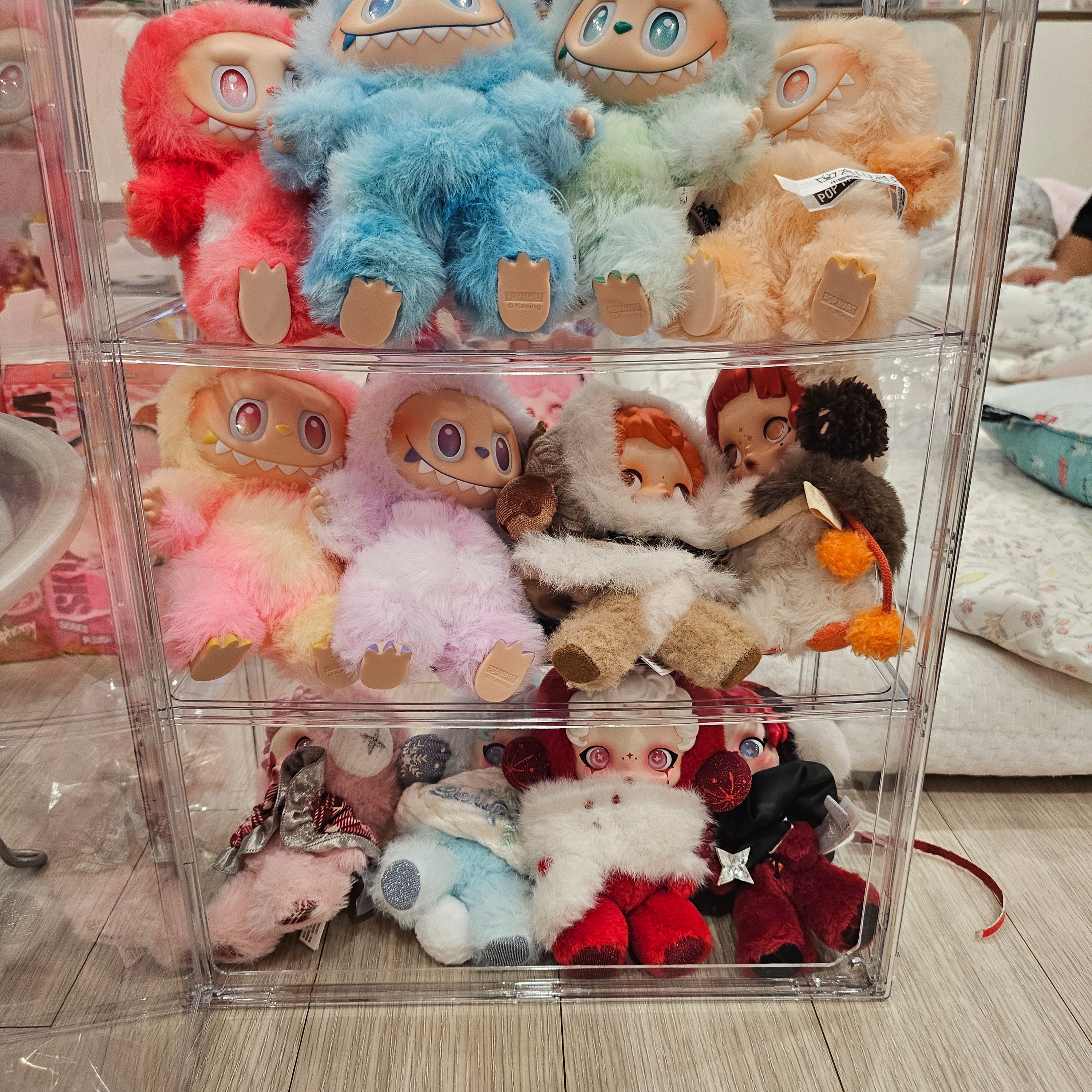 Pop Mart Skullpanda Winter Symphony Series Keyring Sealed Case (6 Blind Boxes) 착용 스타일