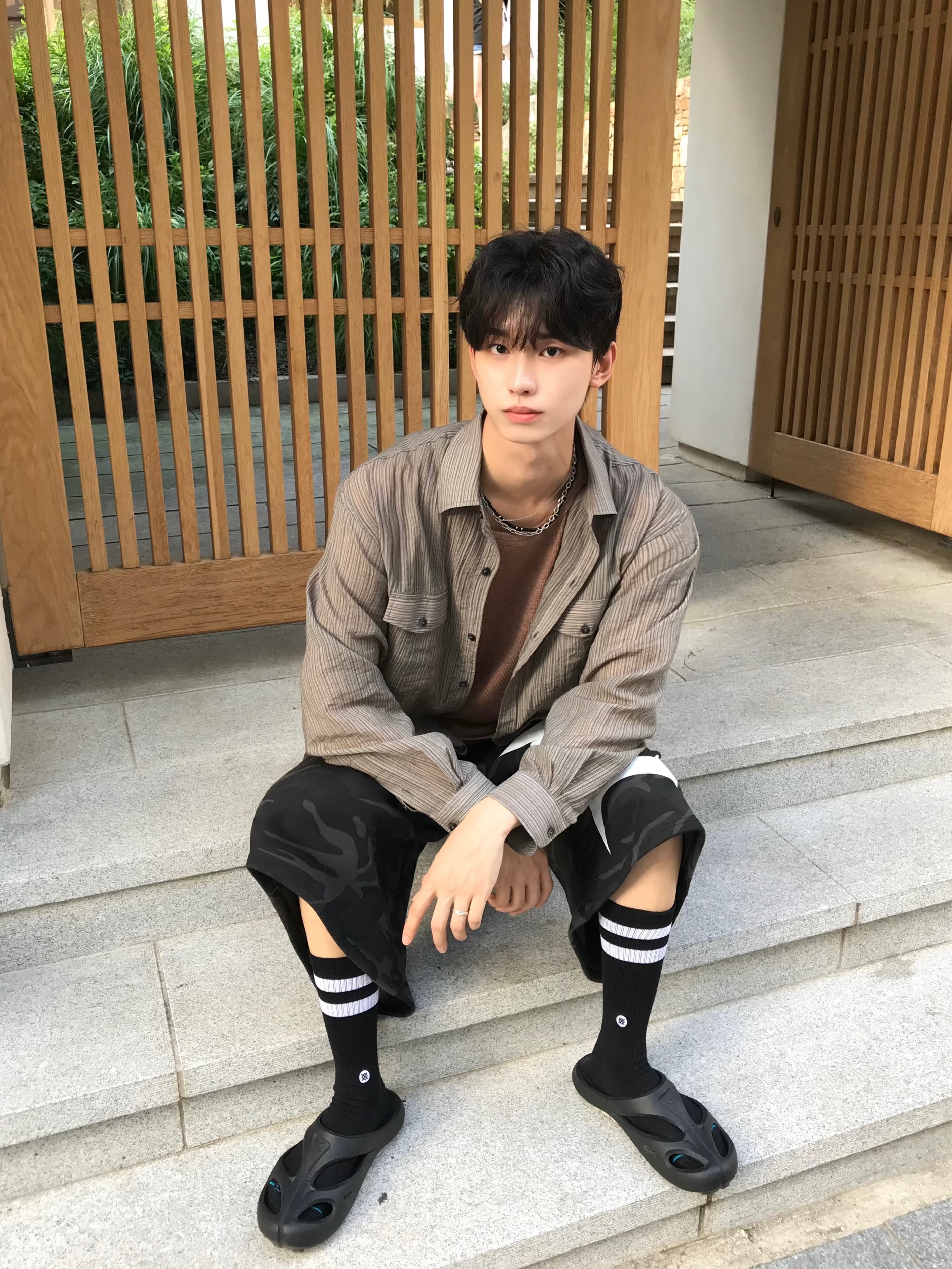 KREAM MERCH KREAM x STANCE Basic Crew White  - 25FW, KREAM MERCH KREAM x STANCE Stripe Black - 25FW 착용 스타일 - 1