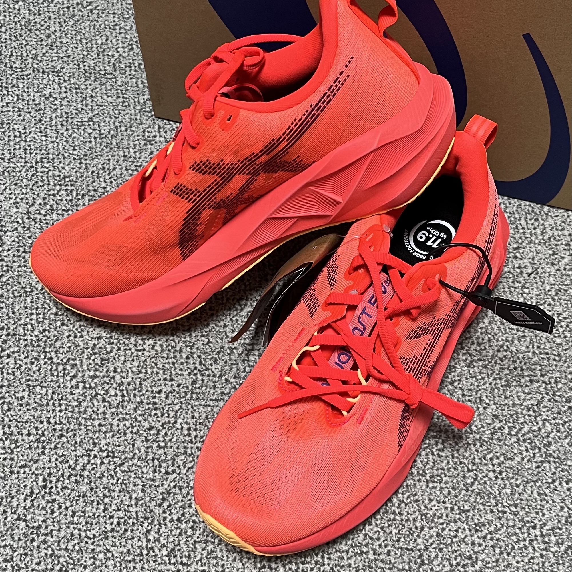 Asics Novablast 5 Flash Red Edo Purple 착용 스타일