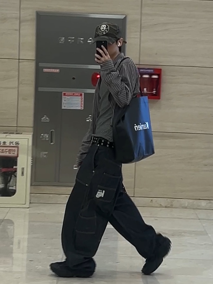 GRAILZ x KOIN SEOUL Carpenter Raw Denim Pants Indigo, Kamien x MJD Double Hole Belt Black Shearling Calfskin 착용 스타일 - 1