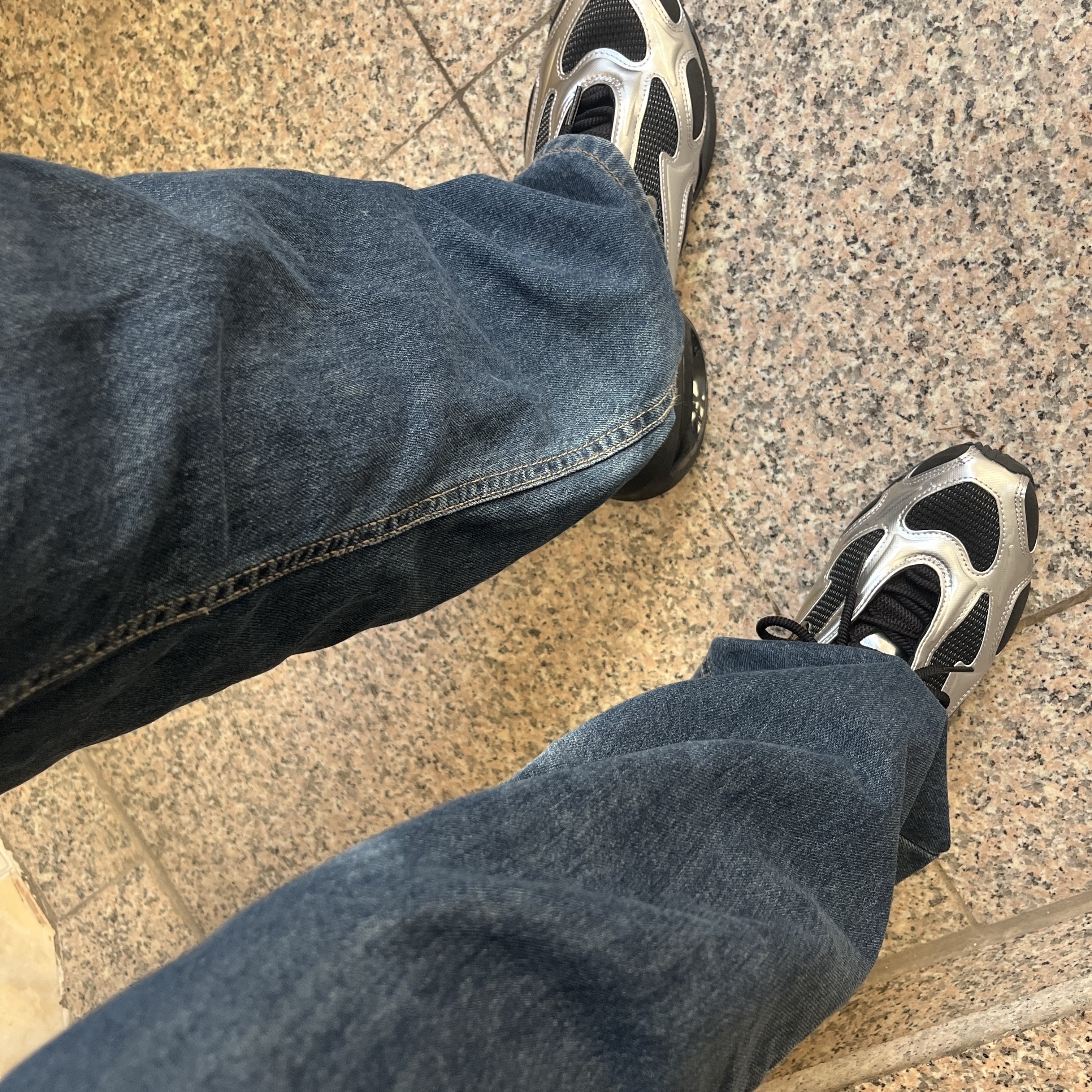 (W) Nike Air Max Muse Black and Metallic Silver 착용 스타일 - 1