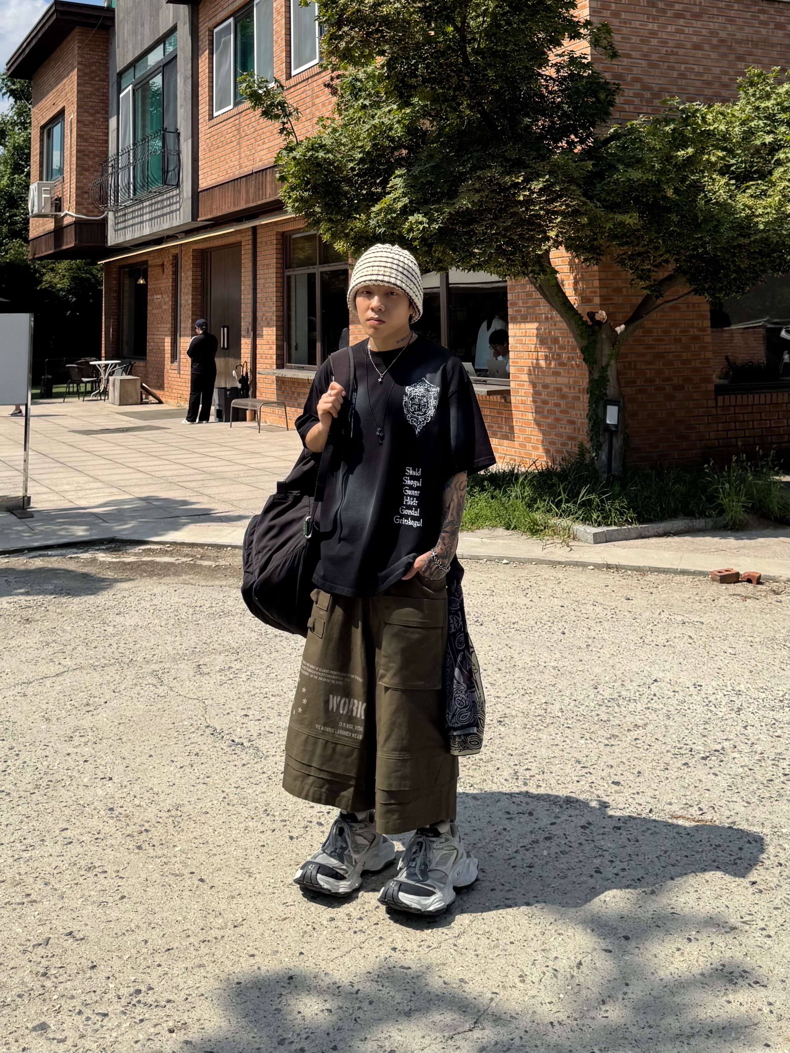Wapworks Engineered Oxford Bermuda Khaki, Balenciaga Cargo Sneakers White Grey 착용 스타일 - 1