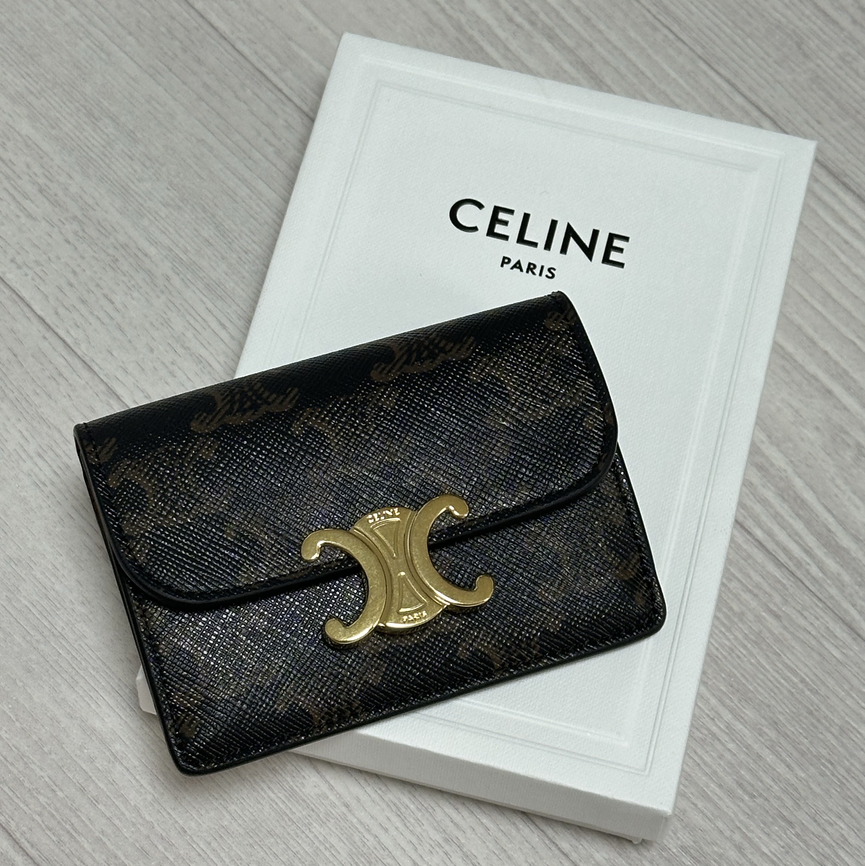 Celine Card Holder with Flap in Triomphe Canvas Tan 착용 스타일 - 1