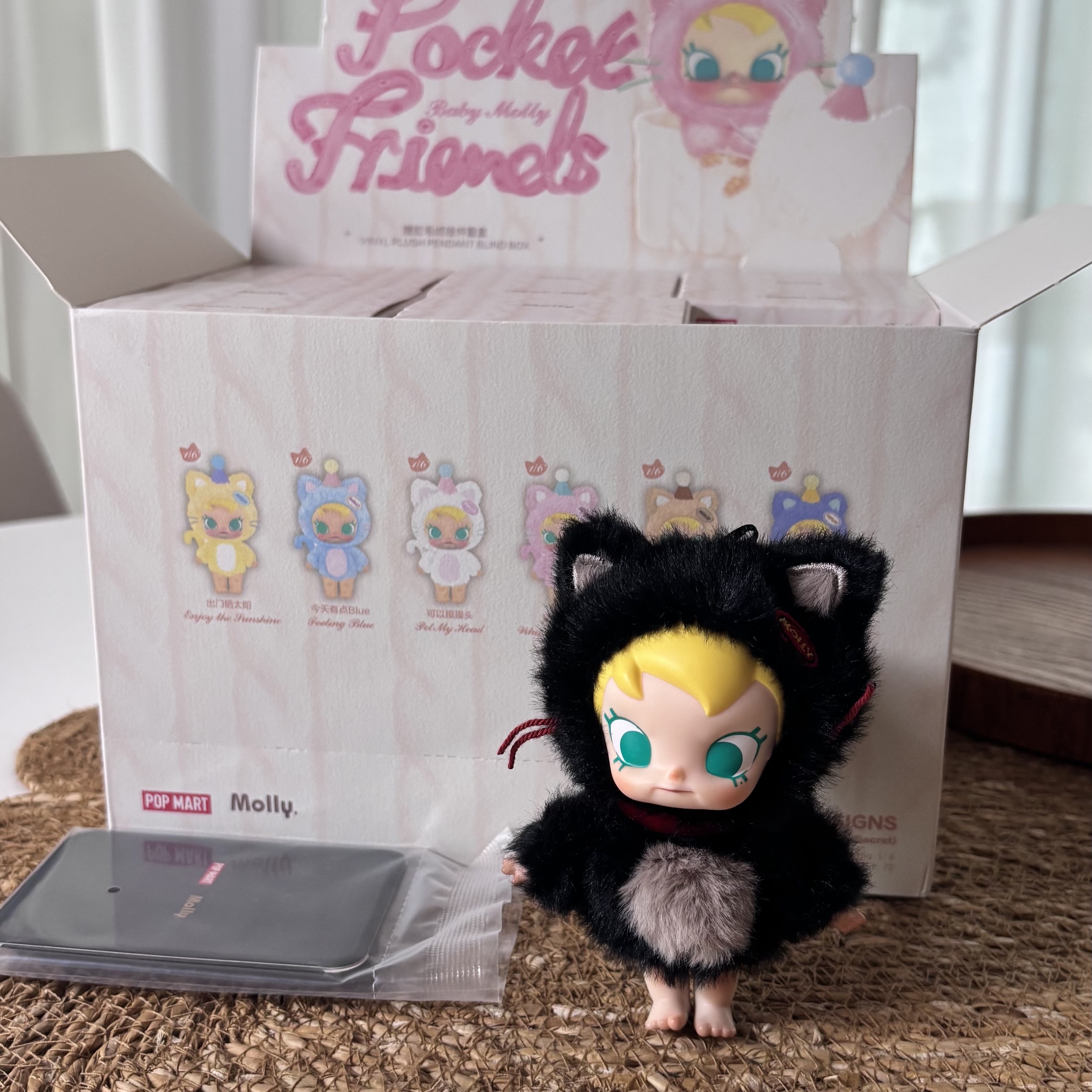 Pop Mart Baby Molly Pocket Friends Series Vinyl Plush Pendant (6 Blind Boxes) 착용 스타일