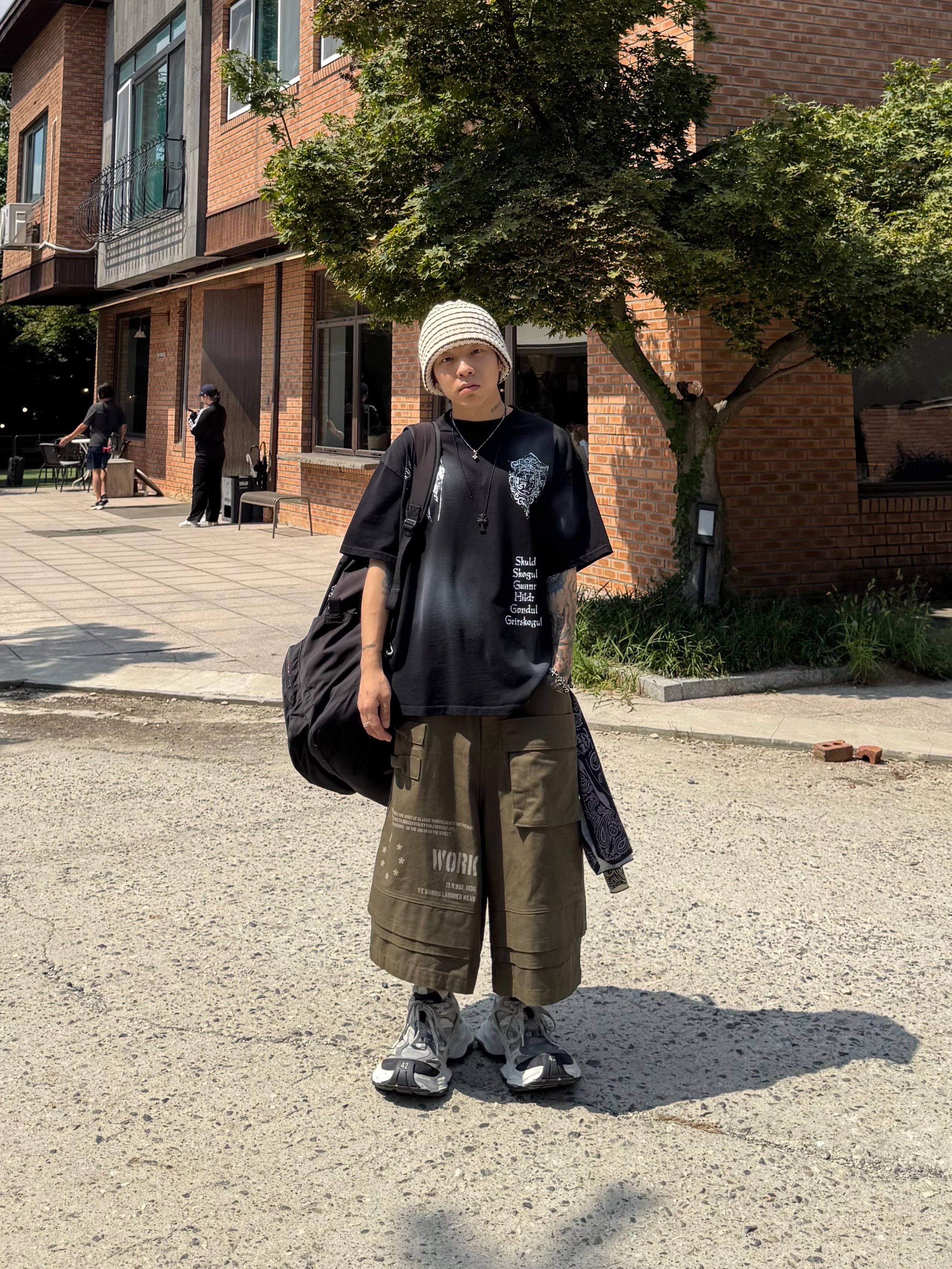 Wapworks Engineered Oxford Bermuda Khaki, Balenciaga Cargo Sneakers White Grey 착용 스타일 - 4